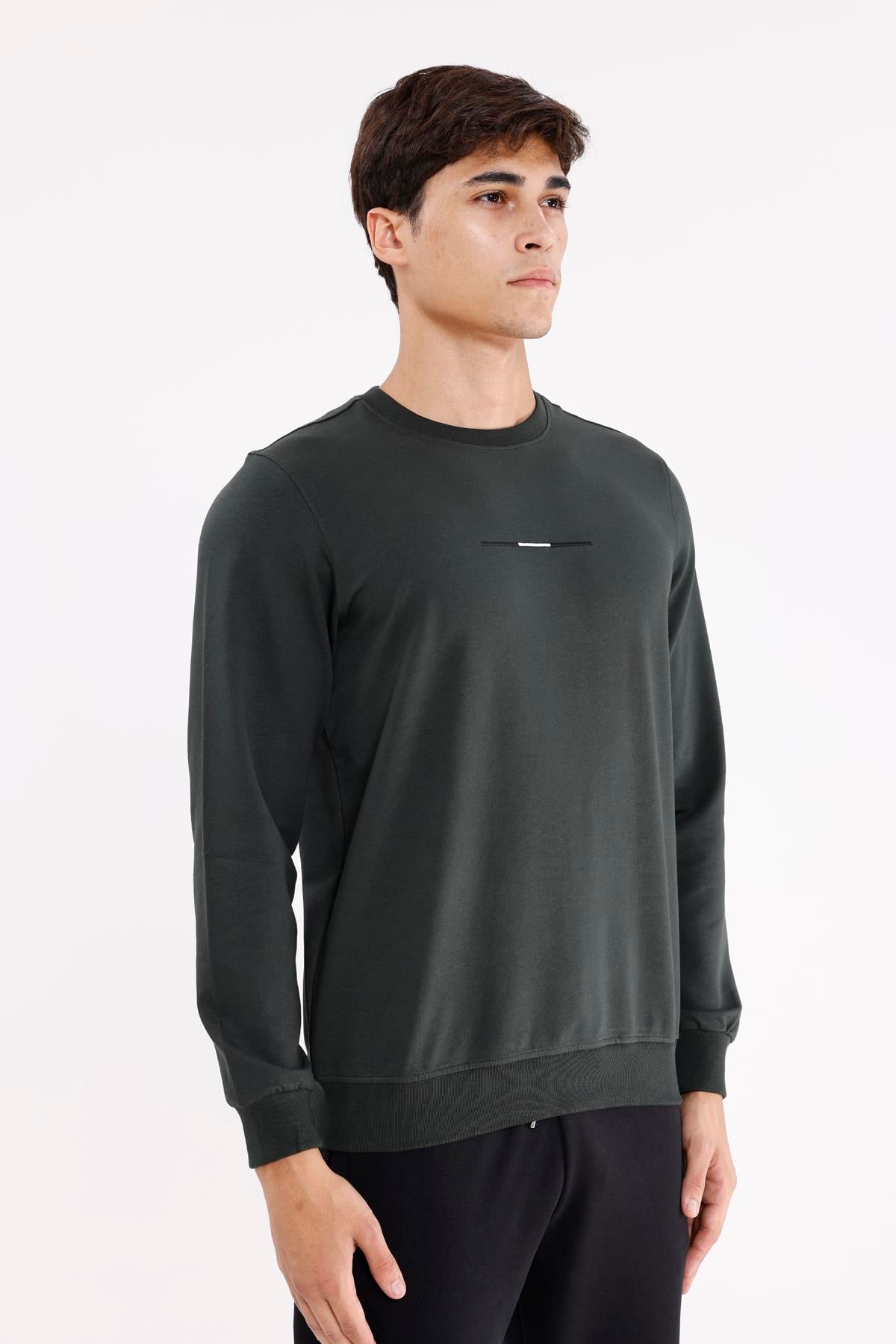 Minimal Göğüs İşlemeli Rahat Kalıp Esnek Manşetli Mevsimlik Bisiklet Yaka Sweatshirt