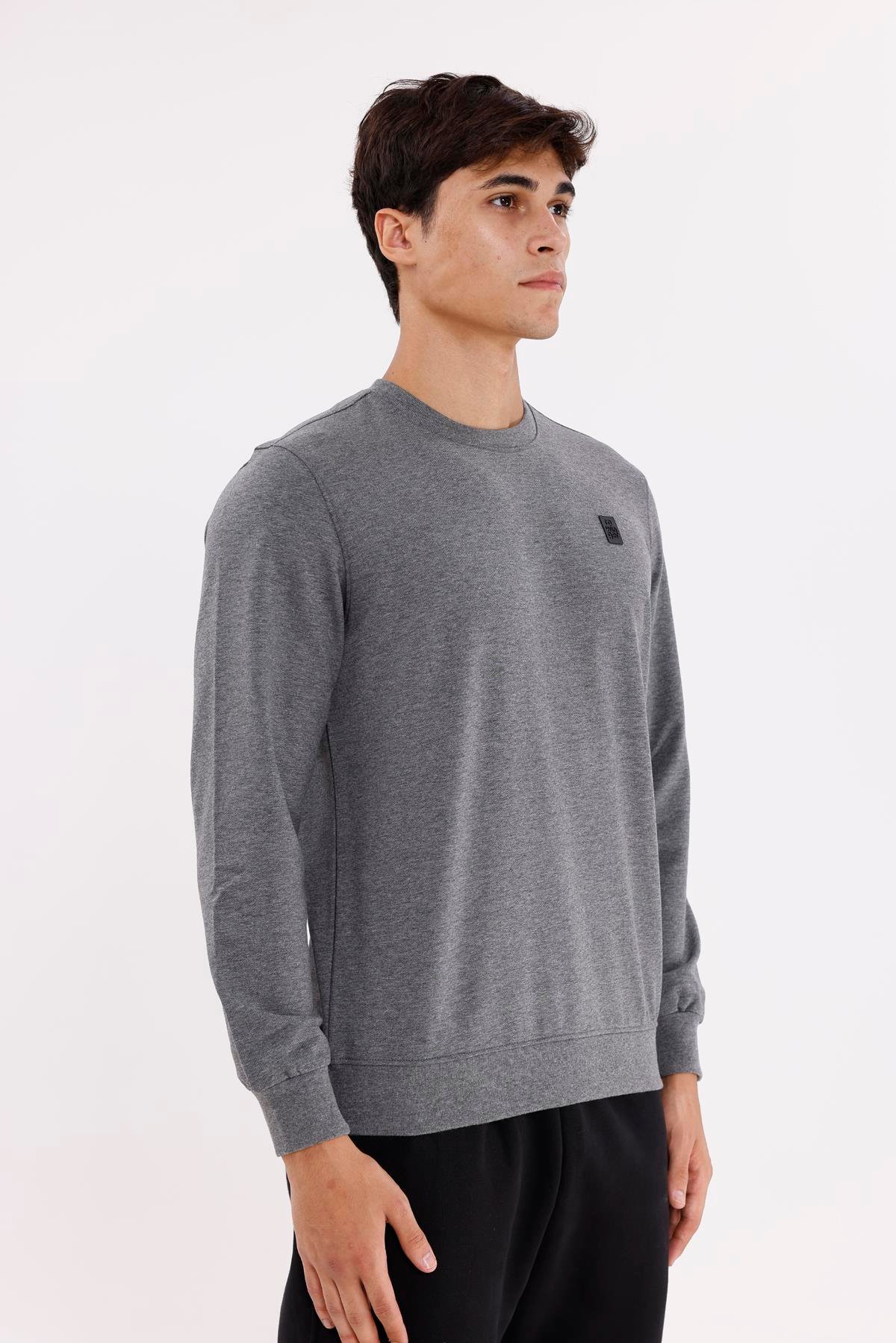Minimal Logolu Bisiklet Yaka Ribana Manşetli Rahat Kalıp Mevsimlik Sweatshirt