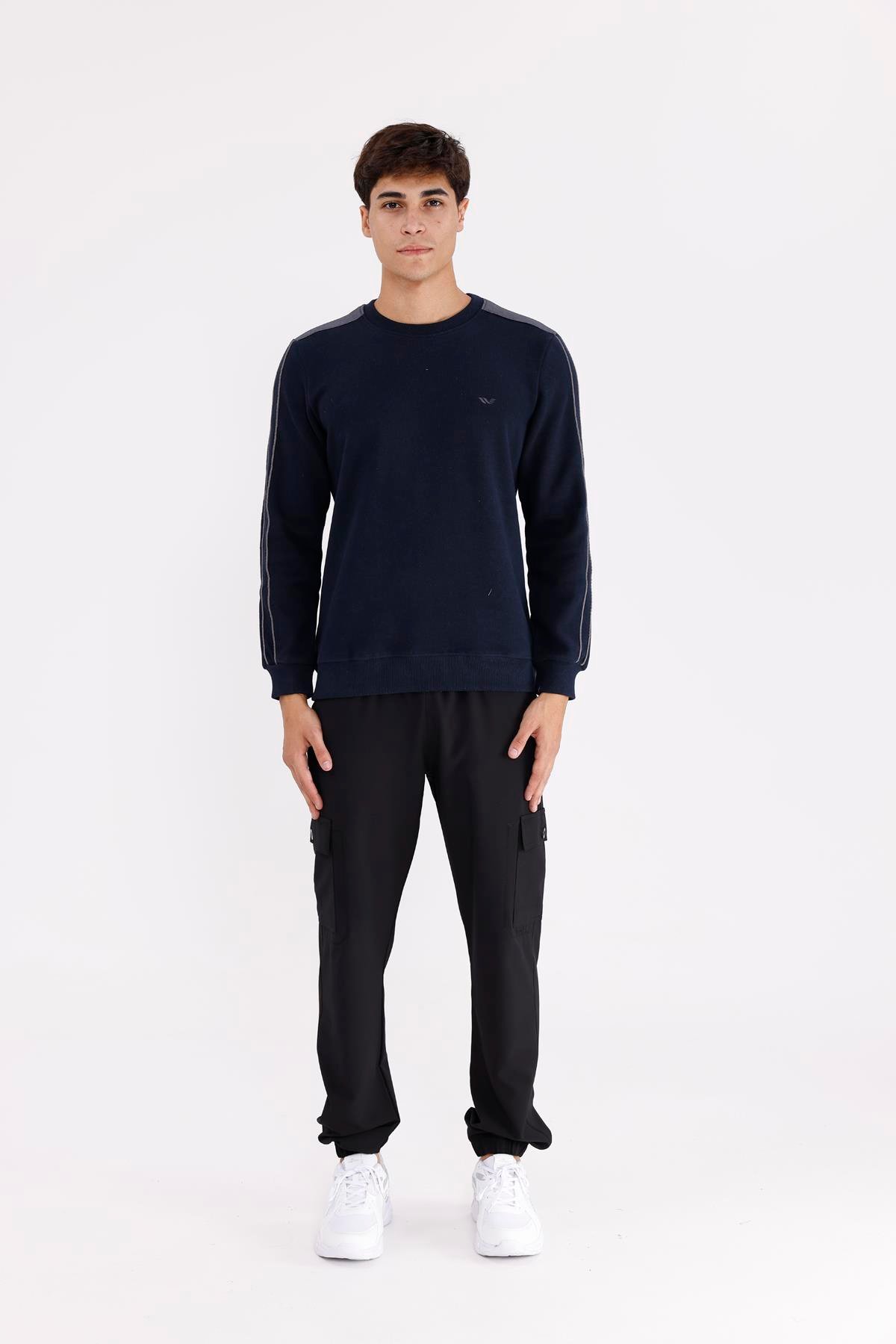 Selanik Doku Yumuşak Tutuşlu Rahat Kalıp Yuvarlak Yaka Esnek Manşetli Sweatshirt
