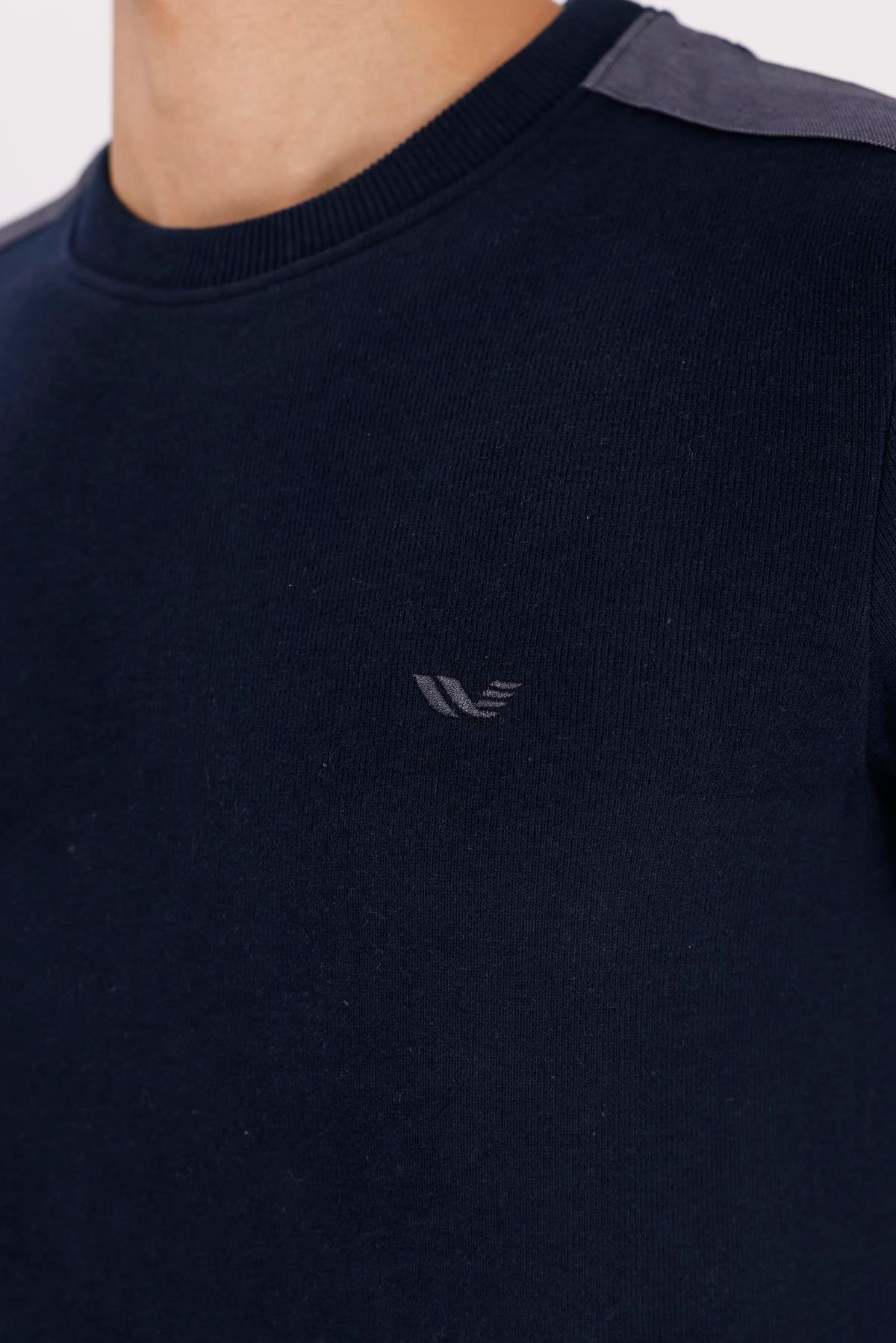 Selanik Doku Yumuşak Tutuşlu Rahat Kalıp Yuvarlak Yaka Esnek Manşetli Sweatshirt