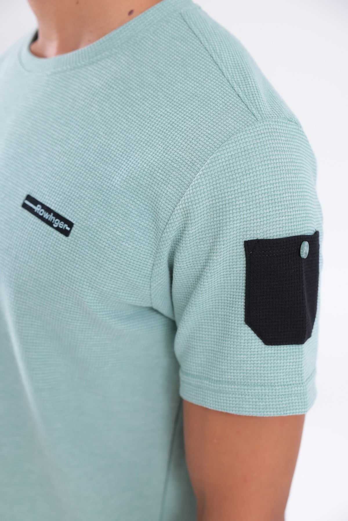 Waffle Örgü Dokulu Göğüs Logolu Kolda Mini Cep Detaylı Bisiklet Yaka Erkek Spor T-Shirt 