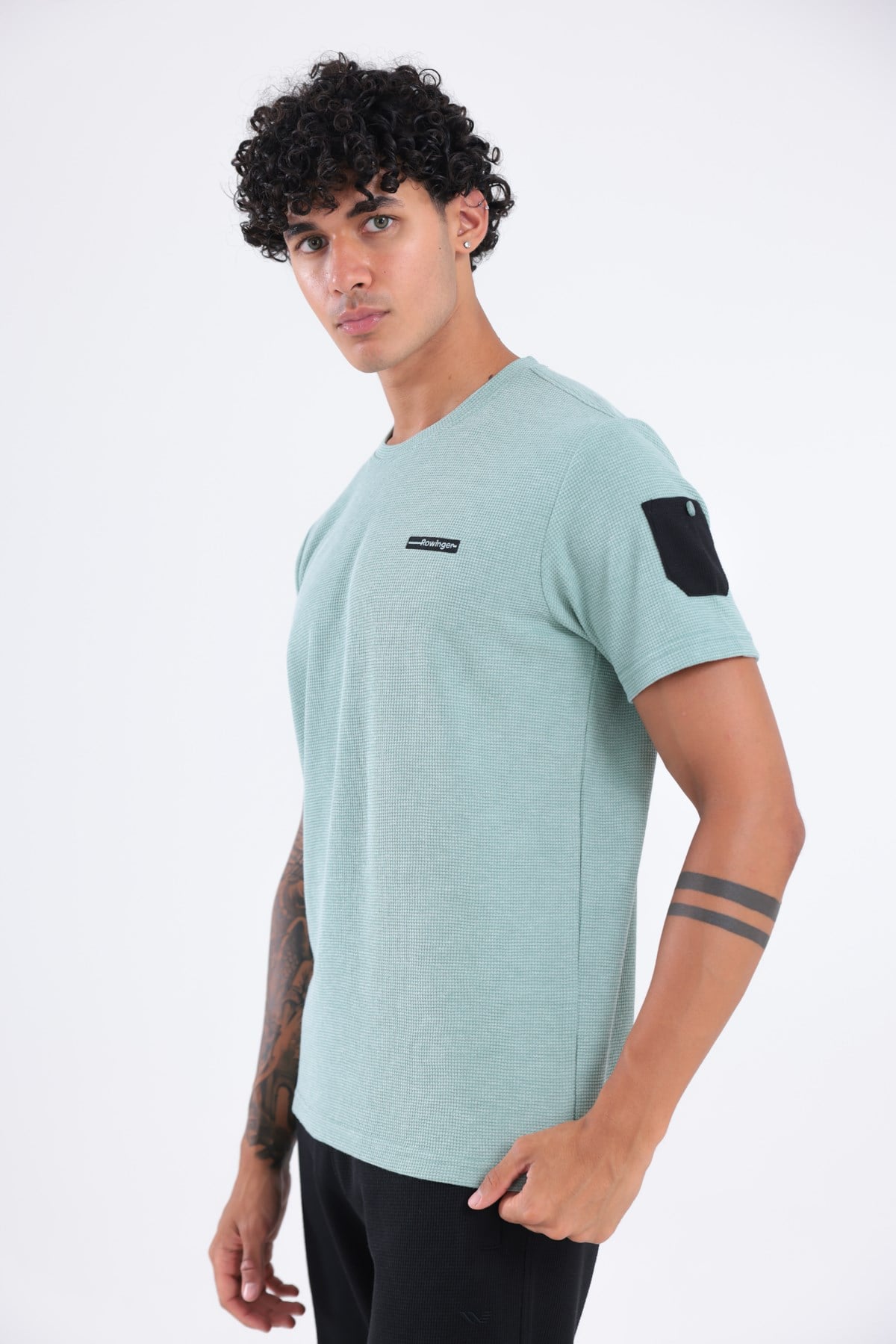 Waffle Örgü Dokulu Göğüs Logolu Kolda Mini Cep Detaylı Bisiklet Yaka Erkek Spor T-Shirt 