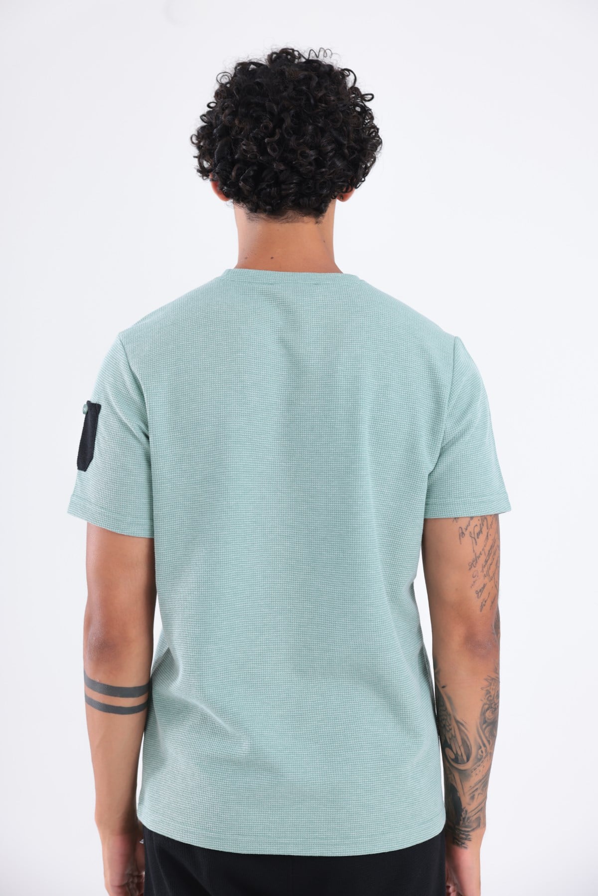 Waffle Örgü Dokulu Göğüs Logolu Kolda Mini Cep Detaylı Bisiklet Yaka Erkek Spor T-Shirt 