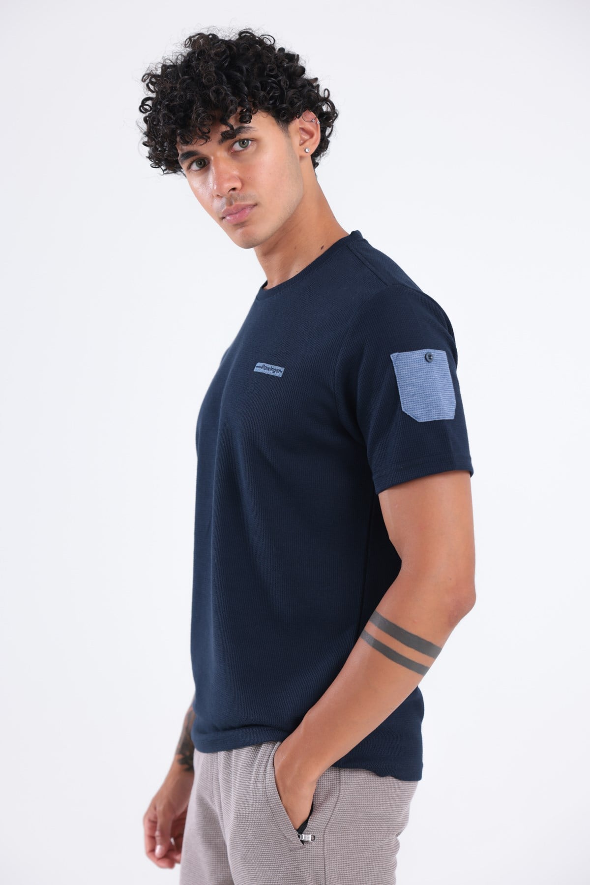 Waffle Örgü Dokulu Göğüs Logolu Kolda Mini Cep Detaylı Bisiklet Yaka Erkek Spor T-Shirt 