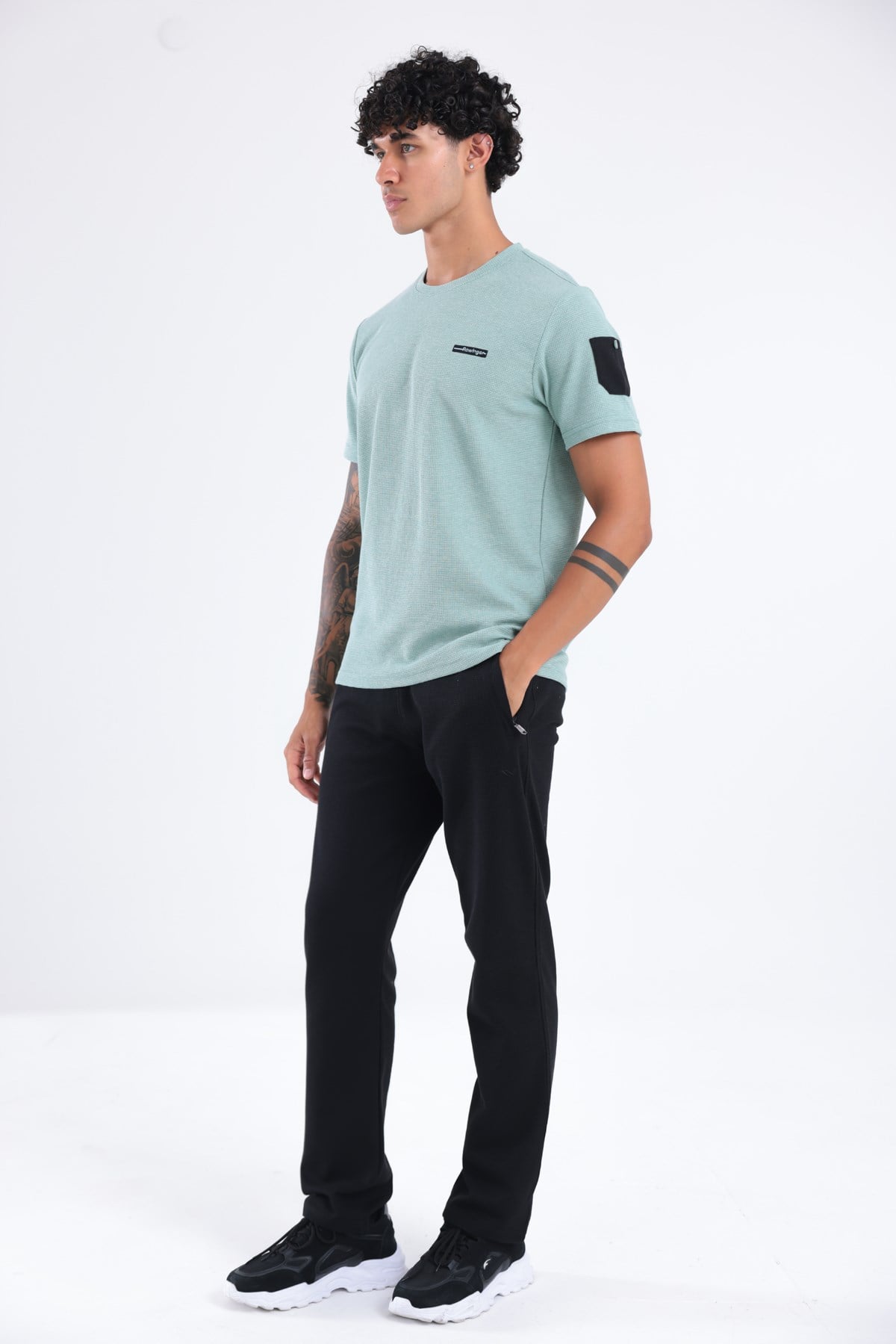 Waffle Örgü Dokulu Göğüs Logolu Kolda Mini Cep Detaylı Bisiklet Yaka Erkek Spor T-Shirt 