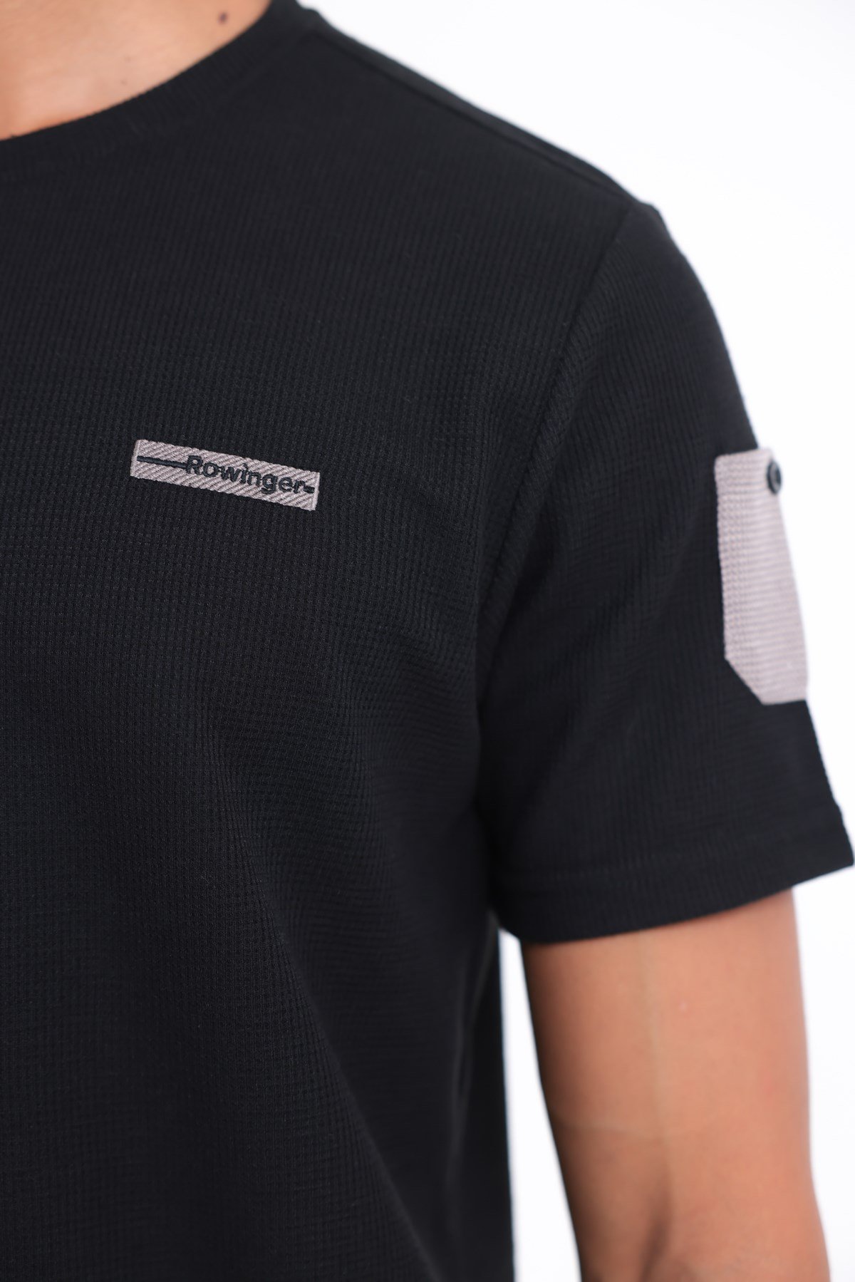 Waffle Örgü Dokulu Göğüs Logolu Kolda Mini Cep Detaylı Bisiklet Yaka Erkek Spor T-Shirt 