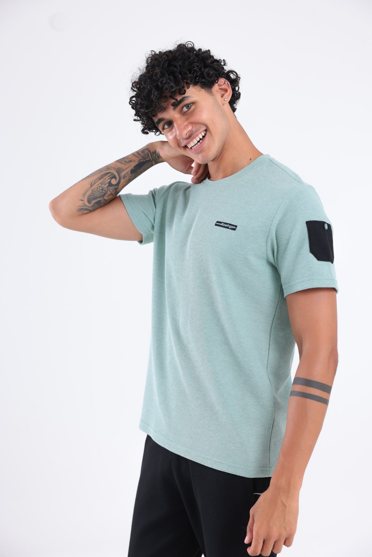 Waffle Örgü Dokulu Göğüs Logolu Kolda Mini Cep Detaylı Bisiklet Yaka Erkek Spor T-Shirt 