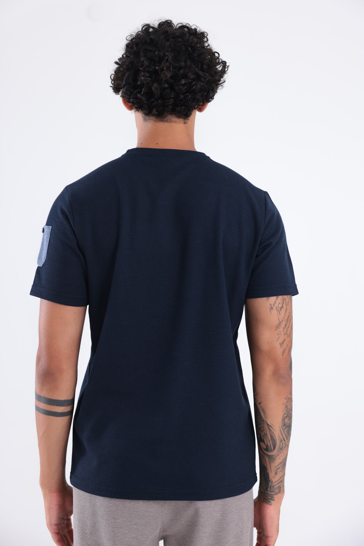 Waffle Örgü Dokulu Göğüs Logolu Kolda Mini Cep Detaylı Bisiklet Yaka Erkek Spor T-Shirt 