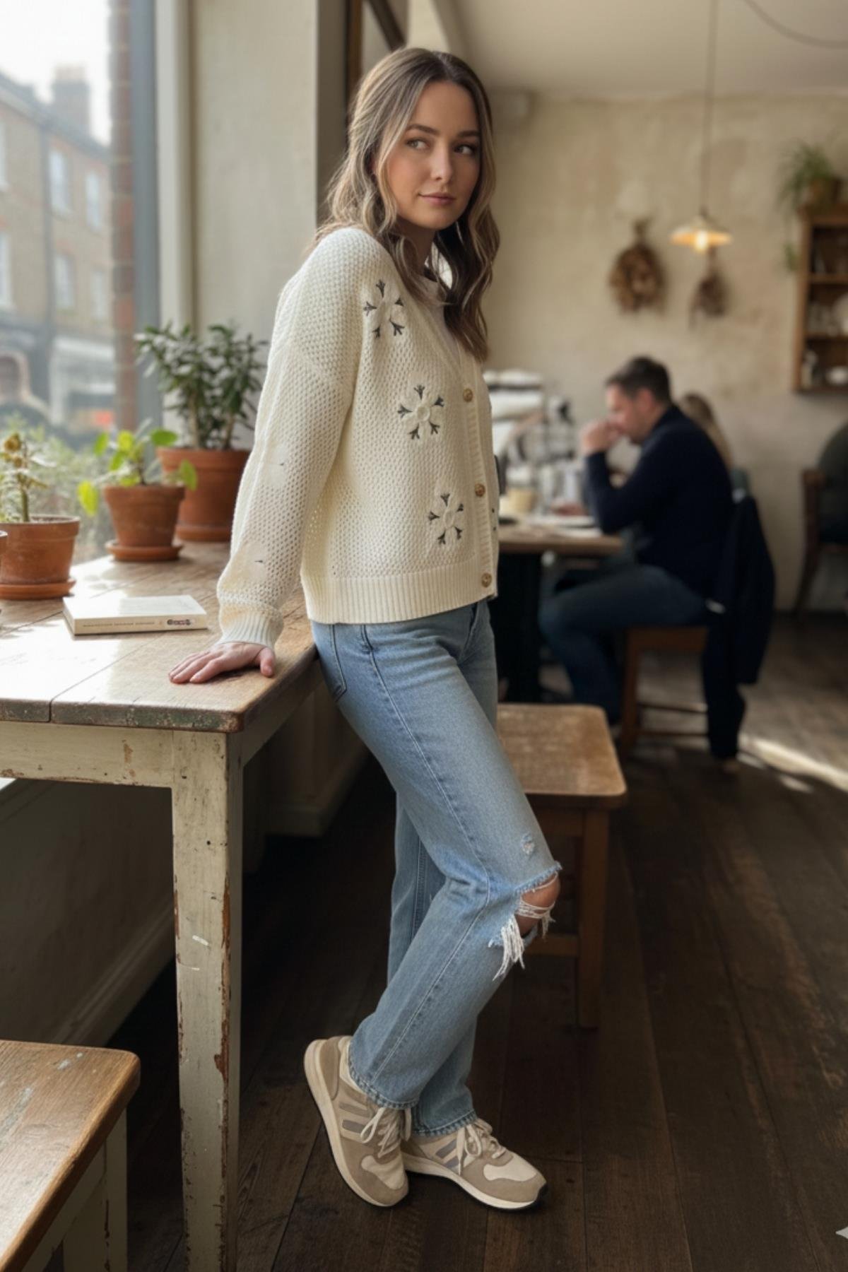  Kadın Çiçek İşlemeli V Yaka Dokulu Triko Hırka