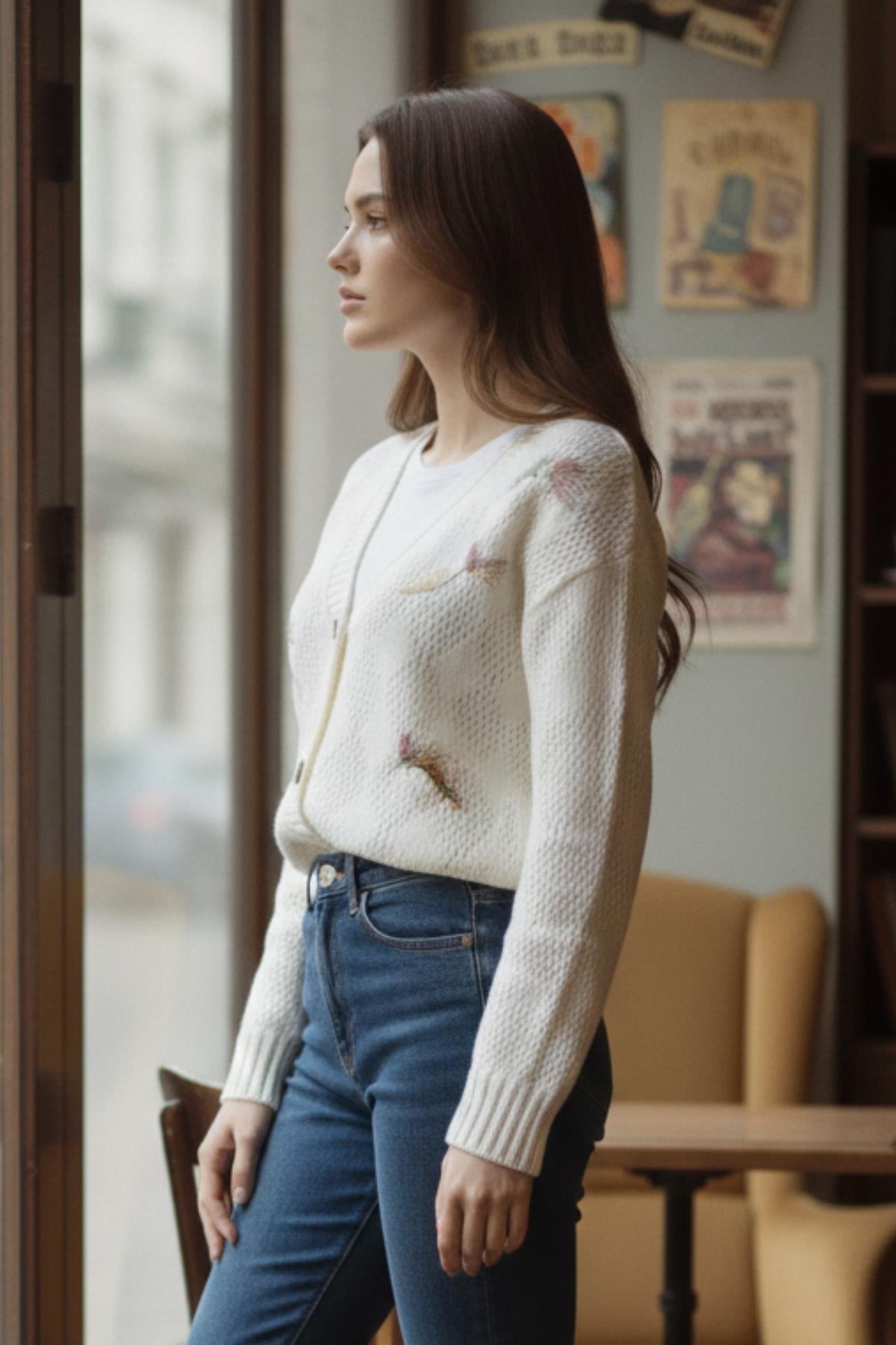  Kadın Çiçek İşlemeli V Yaka Dokulu Triko Hırka