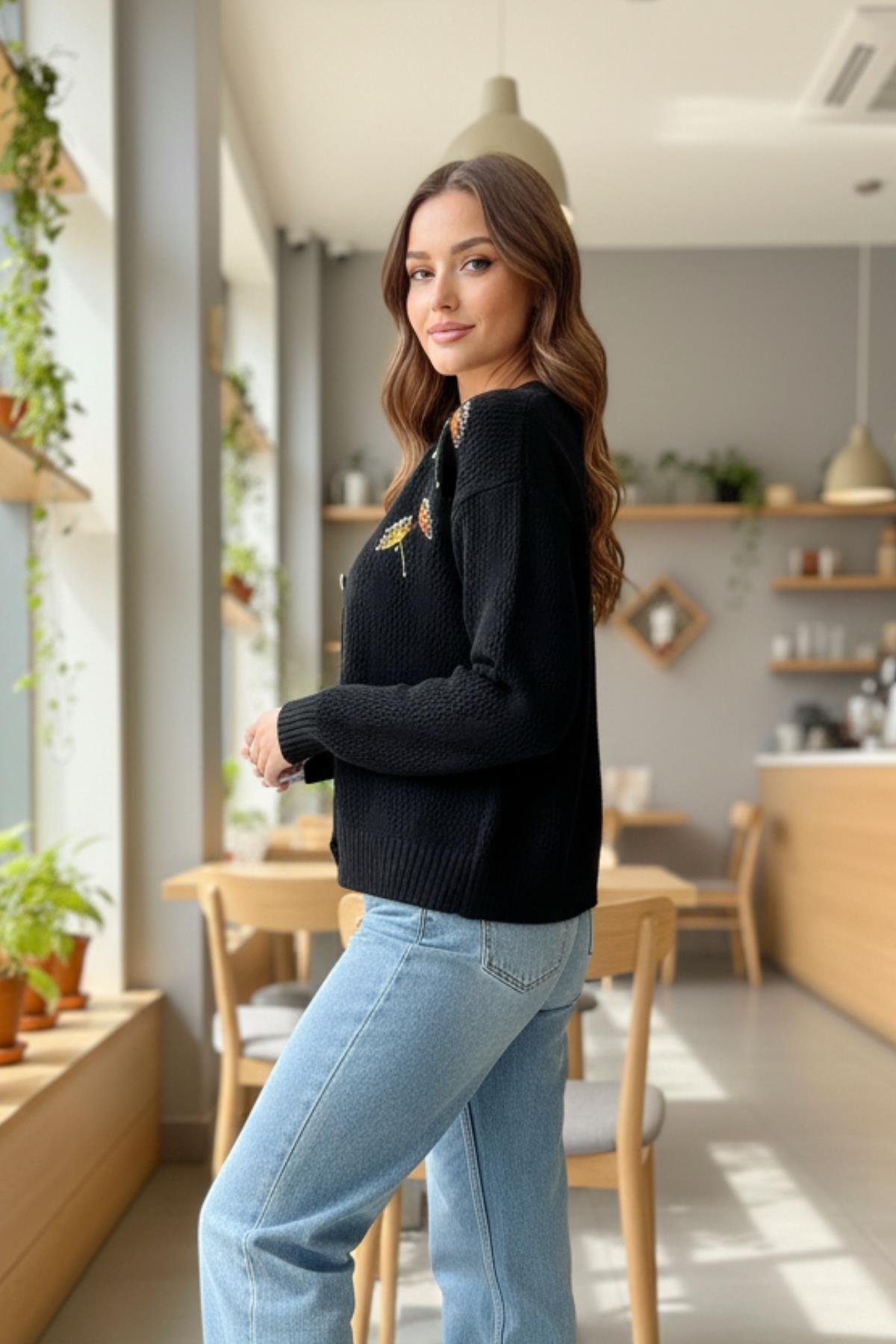  Kadın Çiçek İşlemeli V Yaka Dokulu Triko Hırka