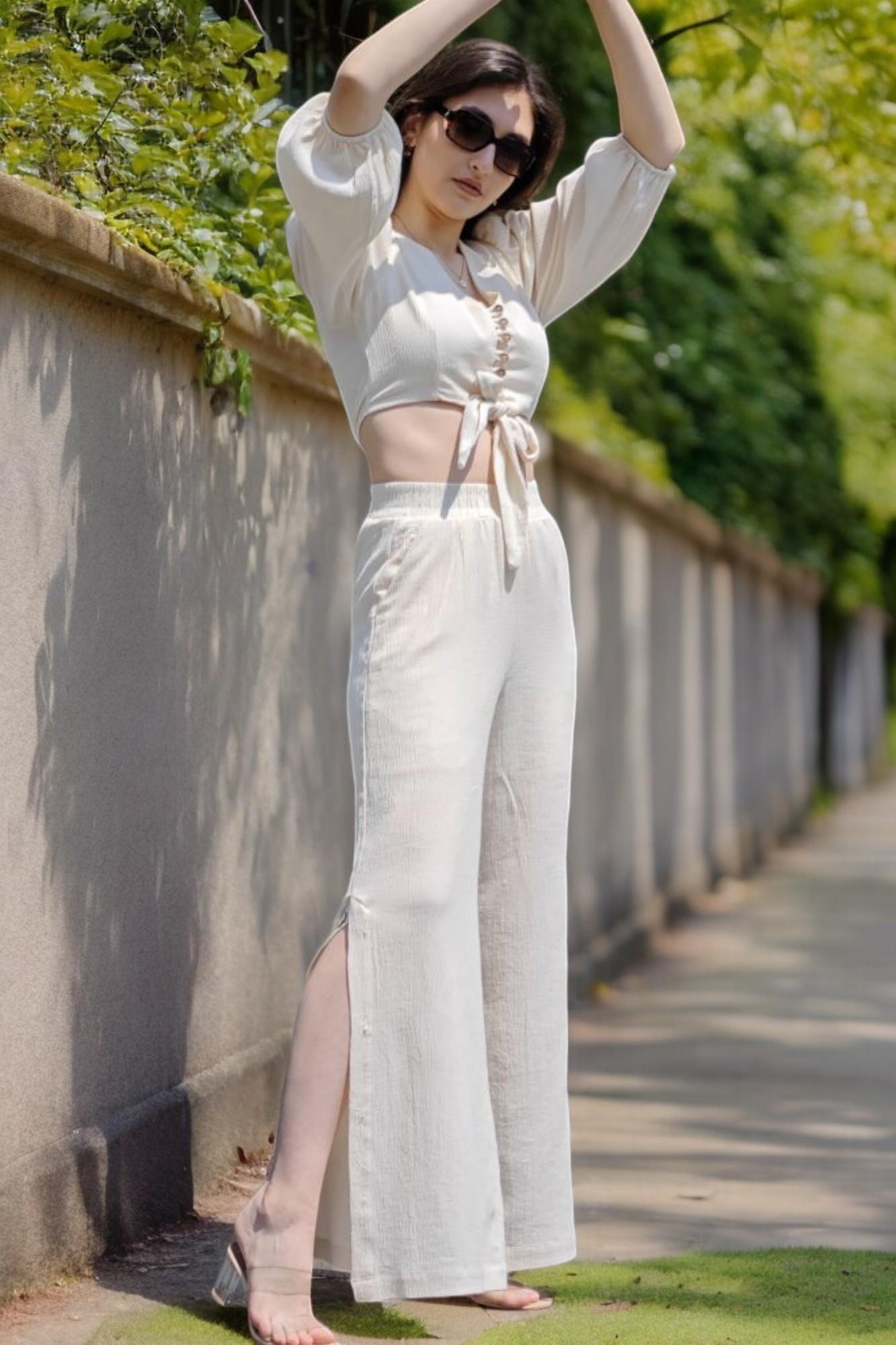 FLAMLI İNCE KETEN DÜĞME DETAY CROP BLUZ BELİ LASTİKLİ YIRTMAÇLI PANTOLON İKİLİ TAKIM