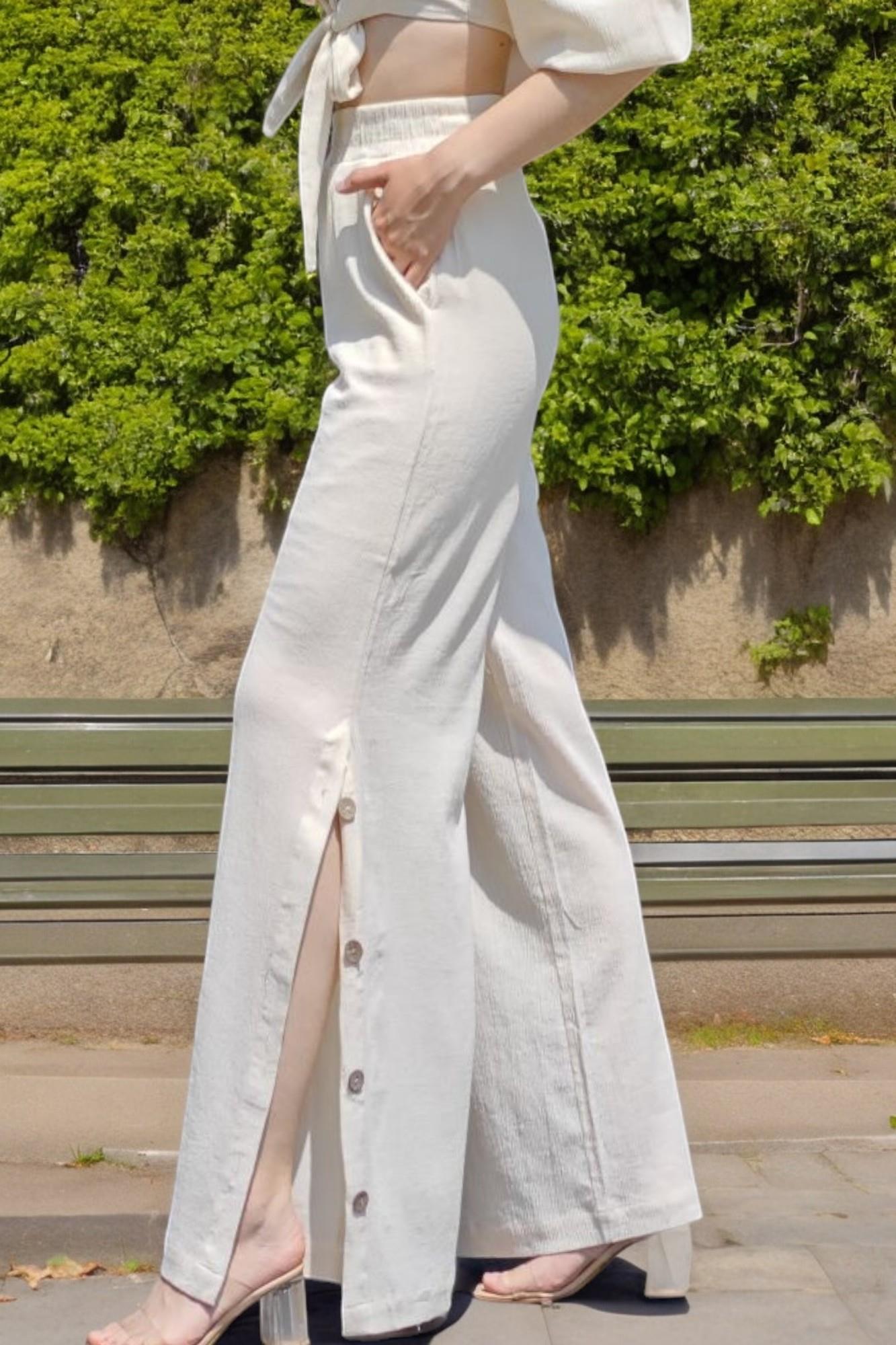 FLAMLI İNCE KETEN DÜĞME DETAY CROP BLUZ BELİ LASTİKLİ YIRTMAÇLI PANTOLON İKİLİ TAKIM