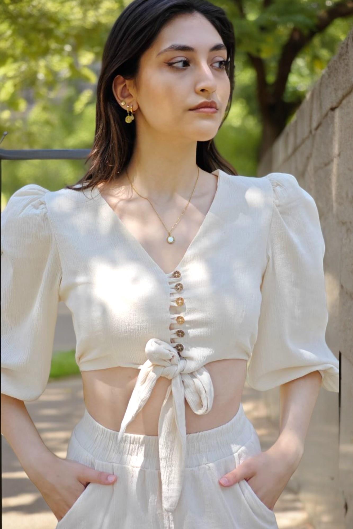 FLAMLI İNCE KETEN DÜĞME DETAY CROP BLUZ BELİ LASTİKLİ YIRTMAÇLI PANTOLON İKİLİ TAKIM