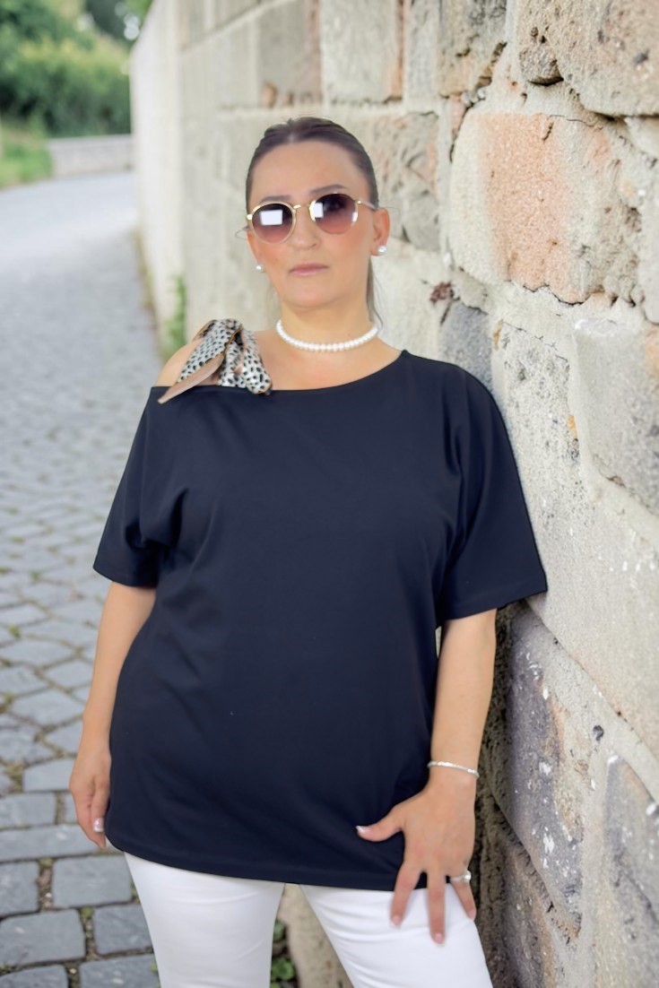 TEK OMUZ KURDELA DETAY BİSİKLET YAKA VİSKON KUMAŞ BÜYÜK BEDEN BLUZ