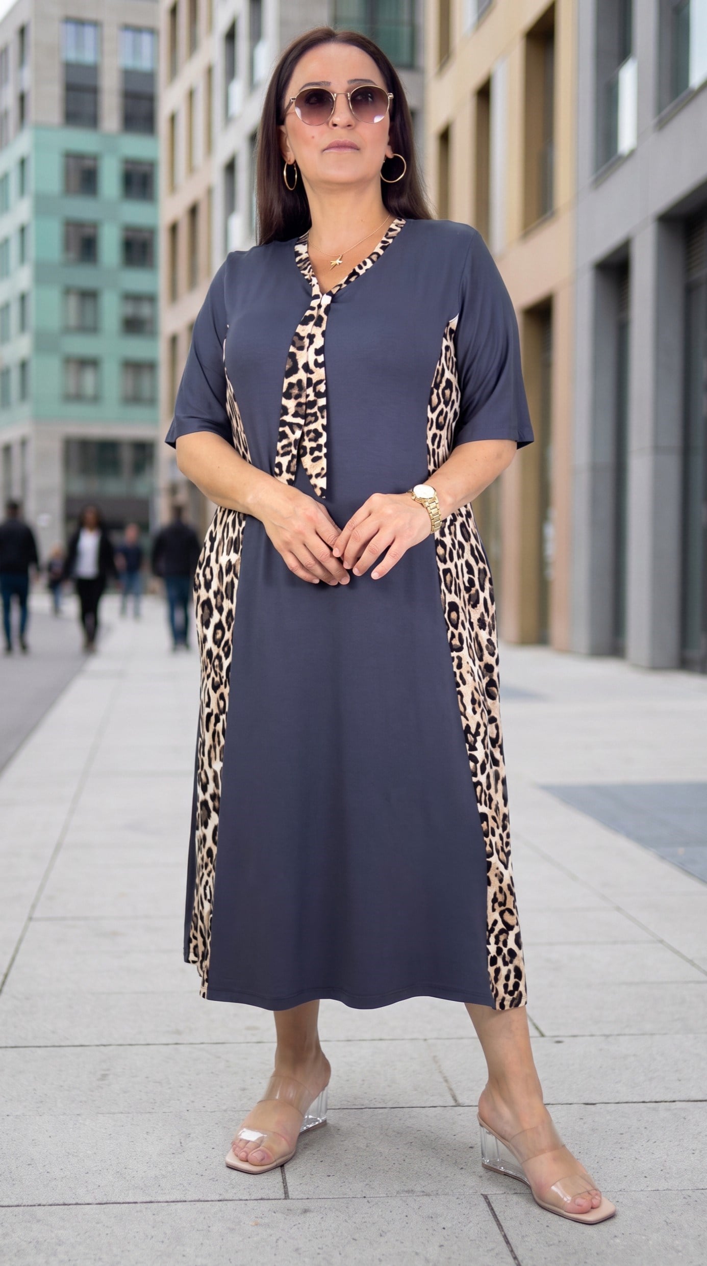 LEOPAR DESENLİ CEPLİ FUL LİKRALI V YAKA BÜYÜK BEDEN PAMUKLU VİSKON YAZLIK ELBİSE