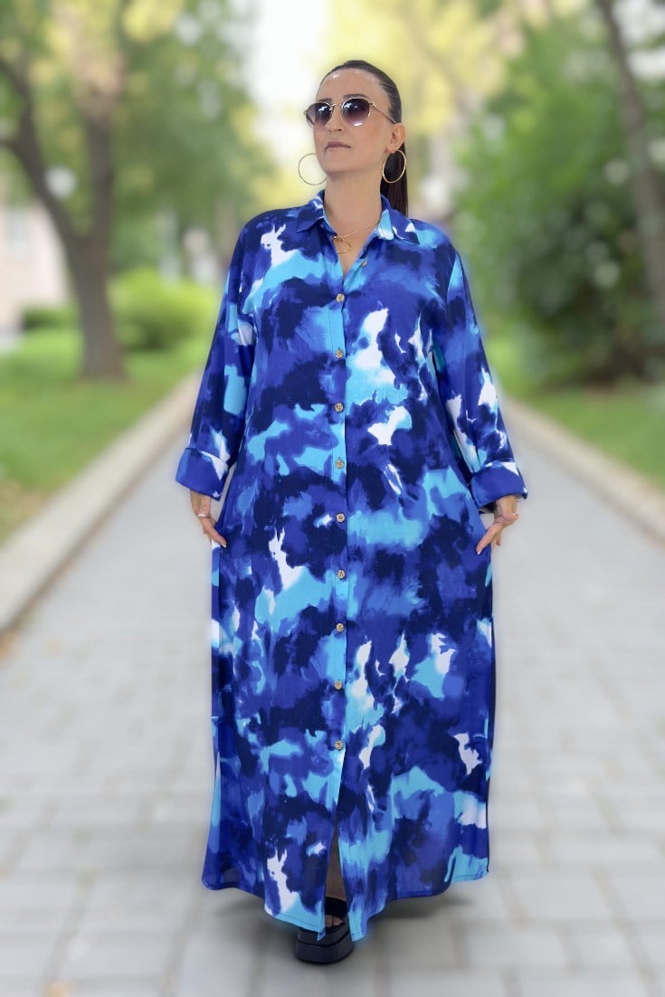 ÖNDEN BOYDAN DÜĞMELİ GÖMLEK YAKA EBRU DESENLİ ÇAN KESİM BÜYÜK BATTAL BEDEN DENİM VİSKON ELBİSE