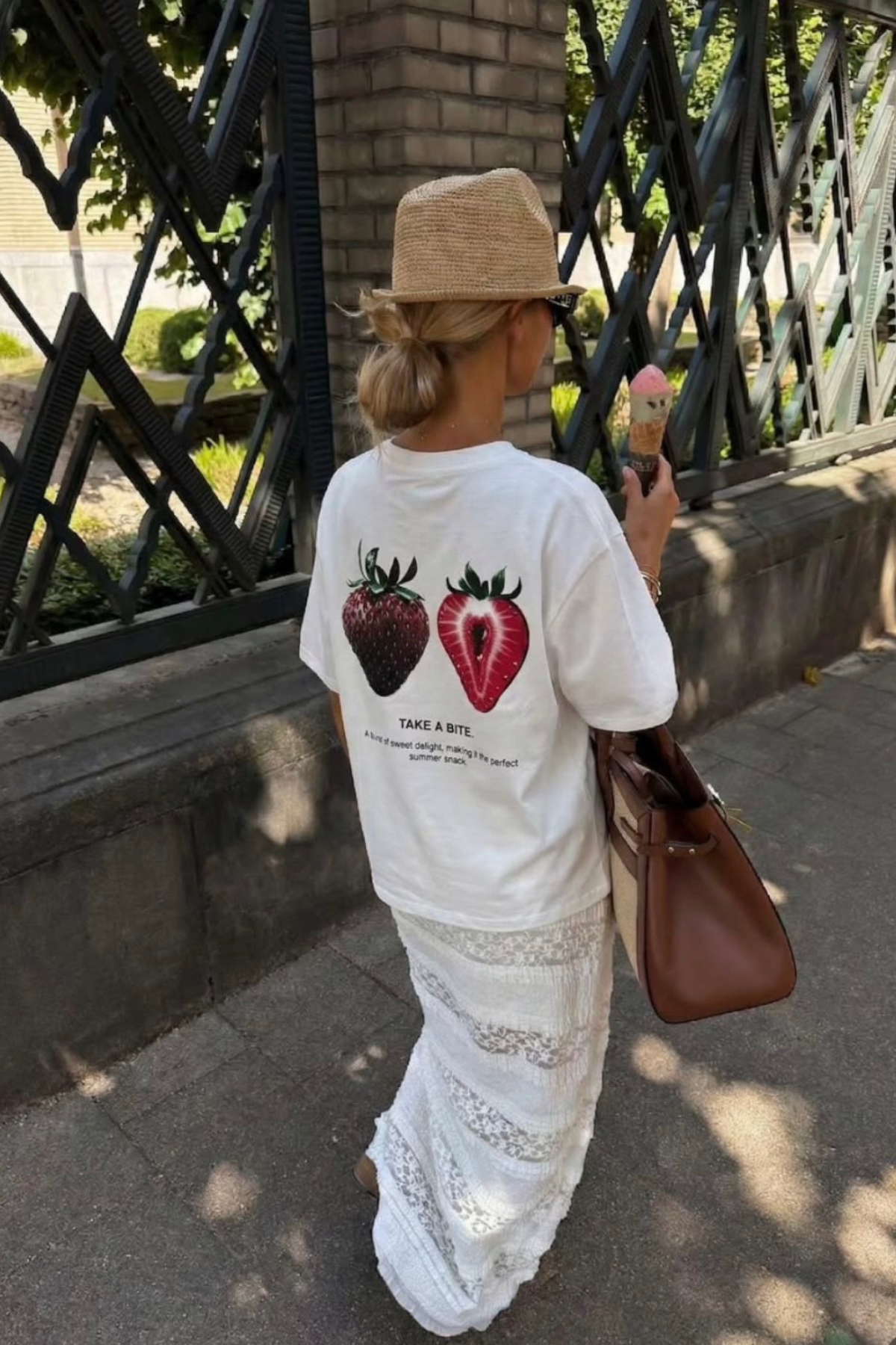 Çilek Detay Tshirt