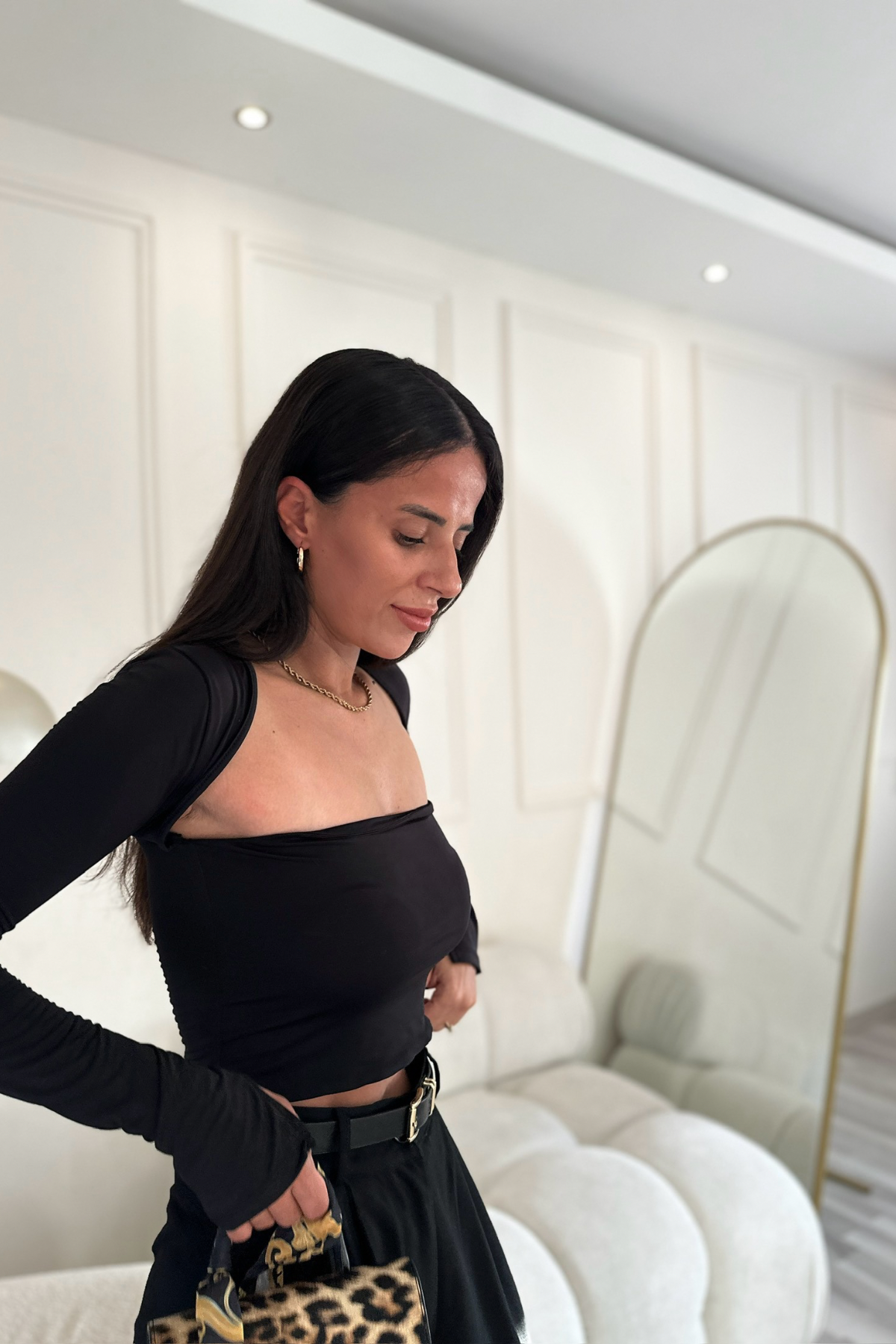 Kare Yaka Önü Açık Siyah Bluz