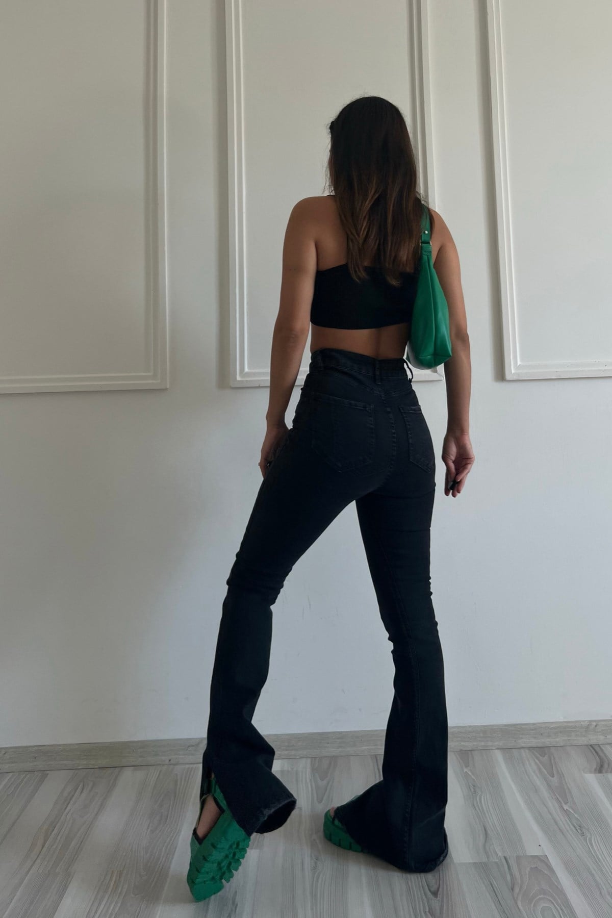 Siyah Likralı Yırtmaçlı Jean