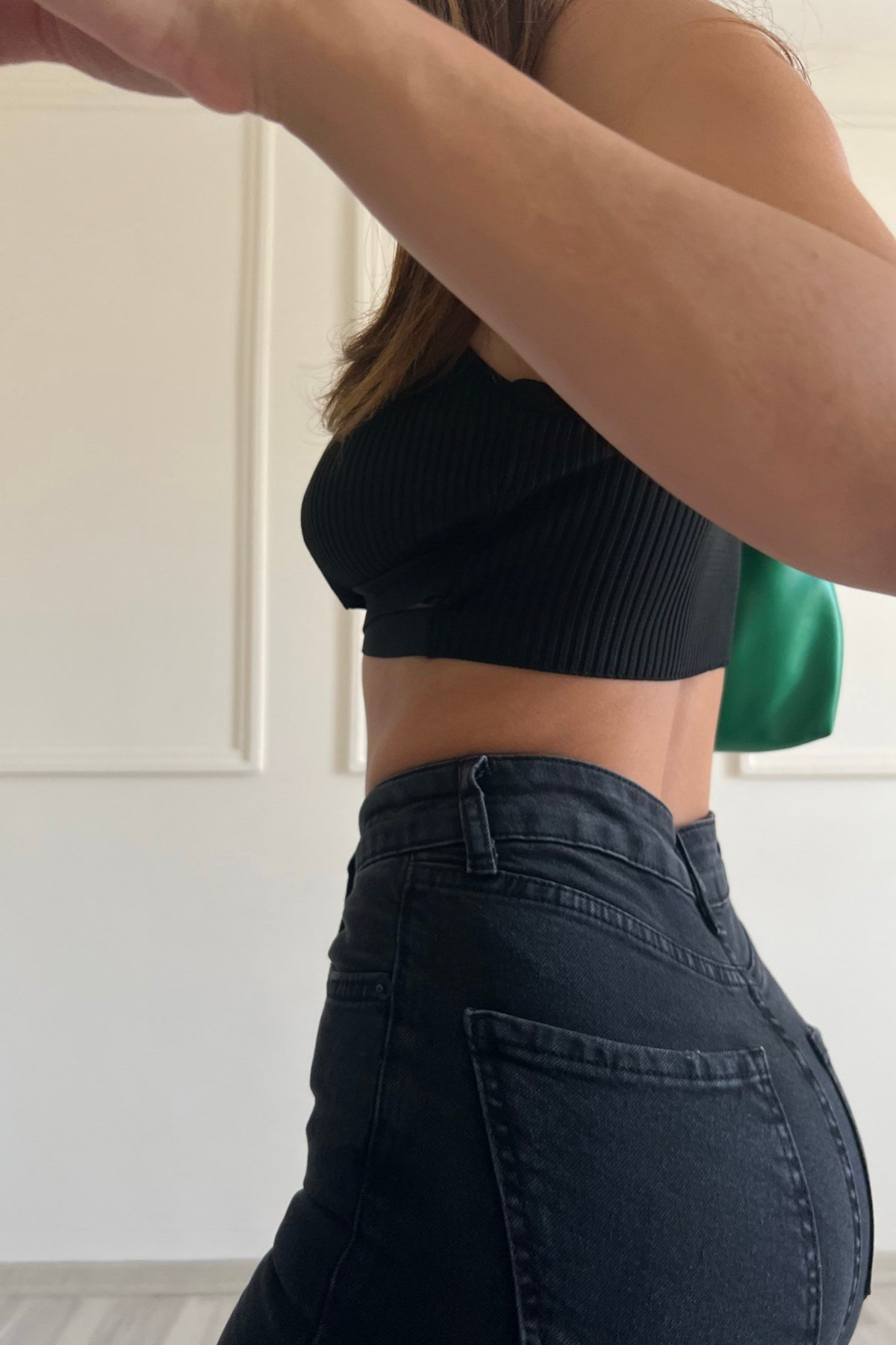 Siyah Likralı Yırtmaçlı Jean