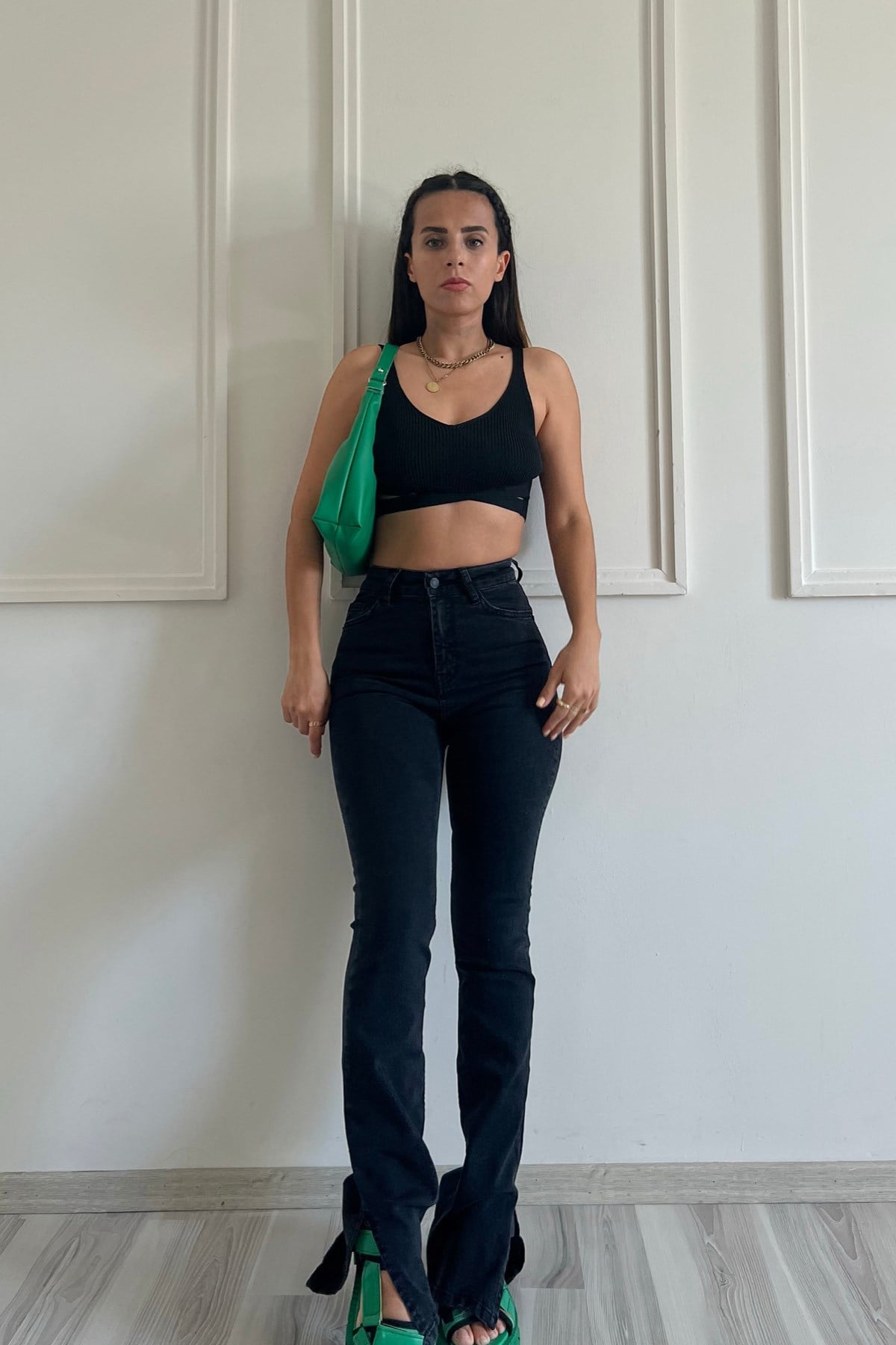 Siyah Likralı Yırtmaçlı Jean