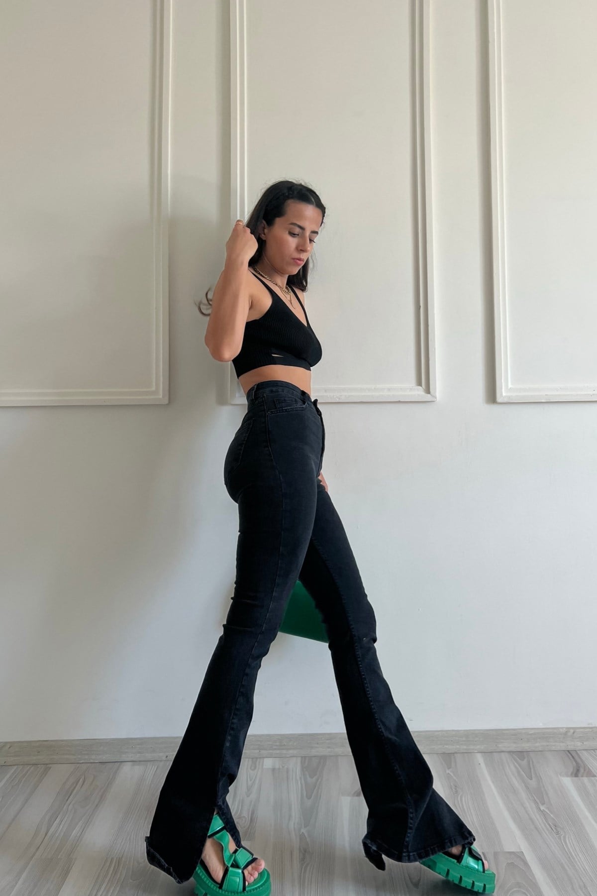 Siyah Likralı Yırtmaçlı Jean