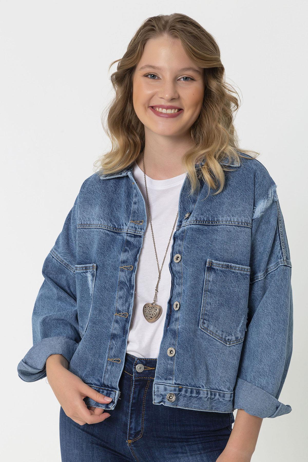 Kadın Çift Cepli Arkası Düğme Detaylı Denim Ceket