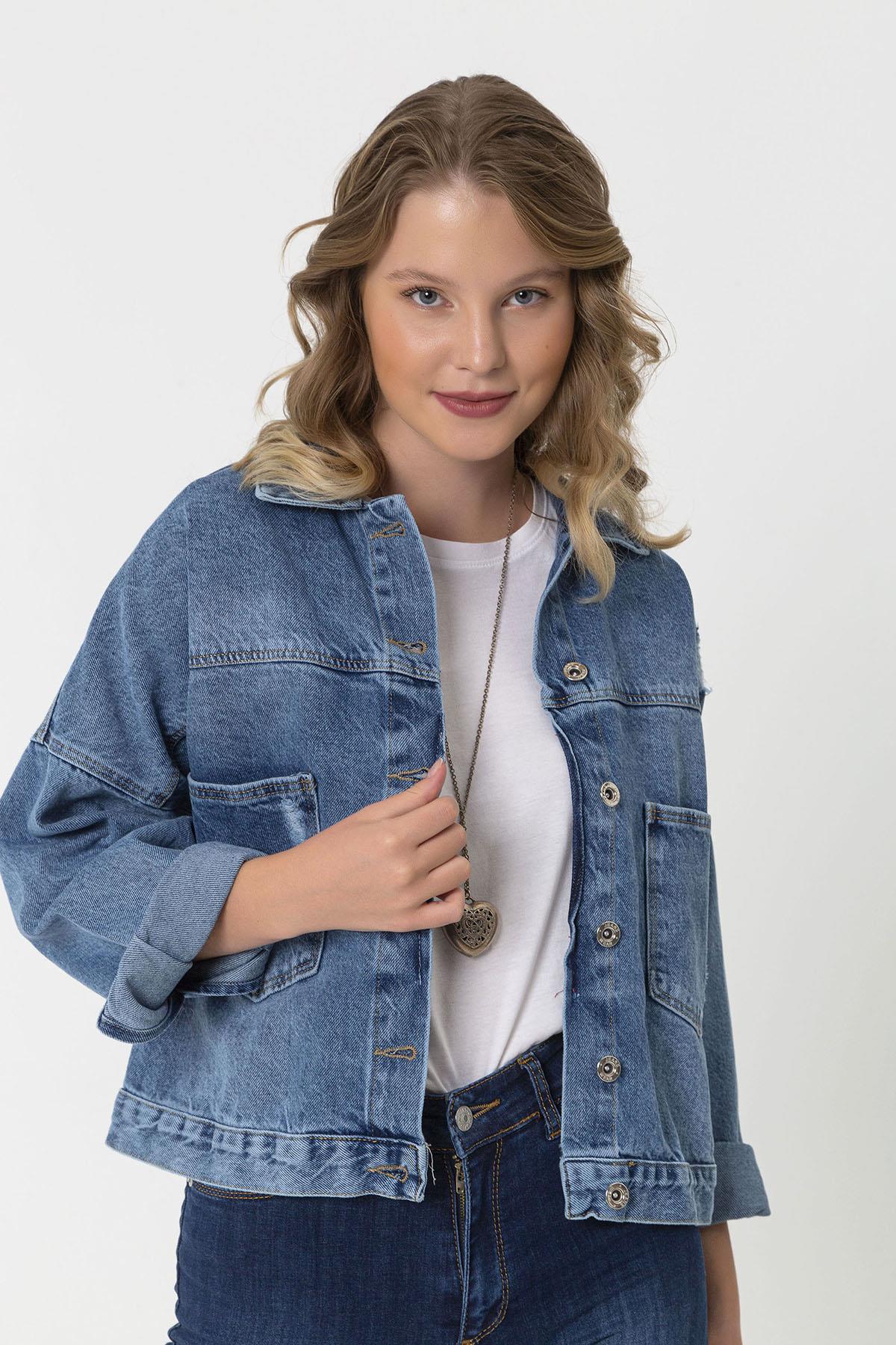 Kadın Çift Cepli Arkası Düğme Detaylı Denim Ceket