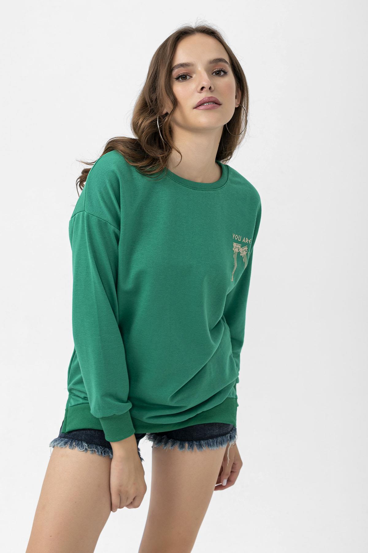 Kadın Sırt Baskı Detaylı Yan Yırtmaçlı Oversize Sweatshirt