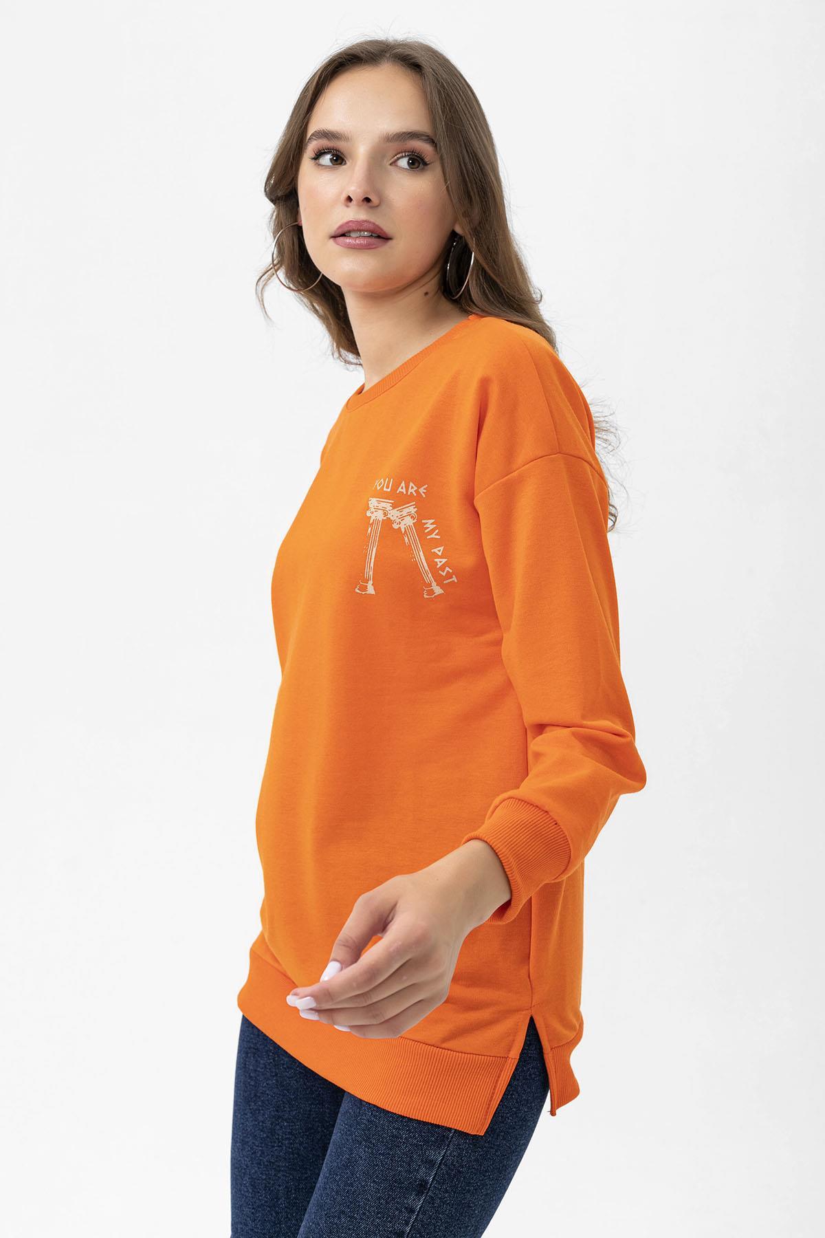 Kadın Sırt Baskı Detaylı Yan Yırtmaçlı Oversize Sweatshirt
