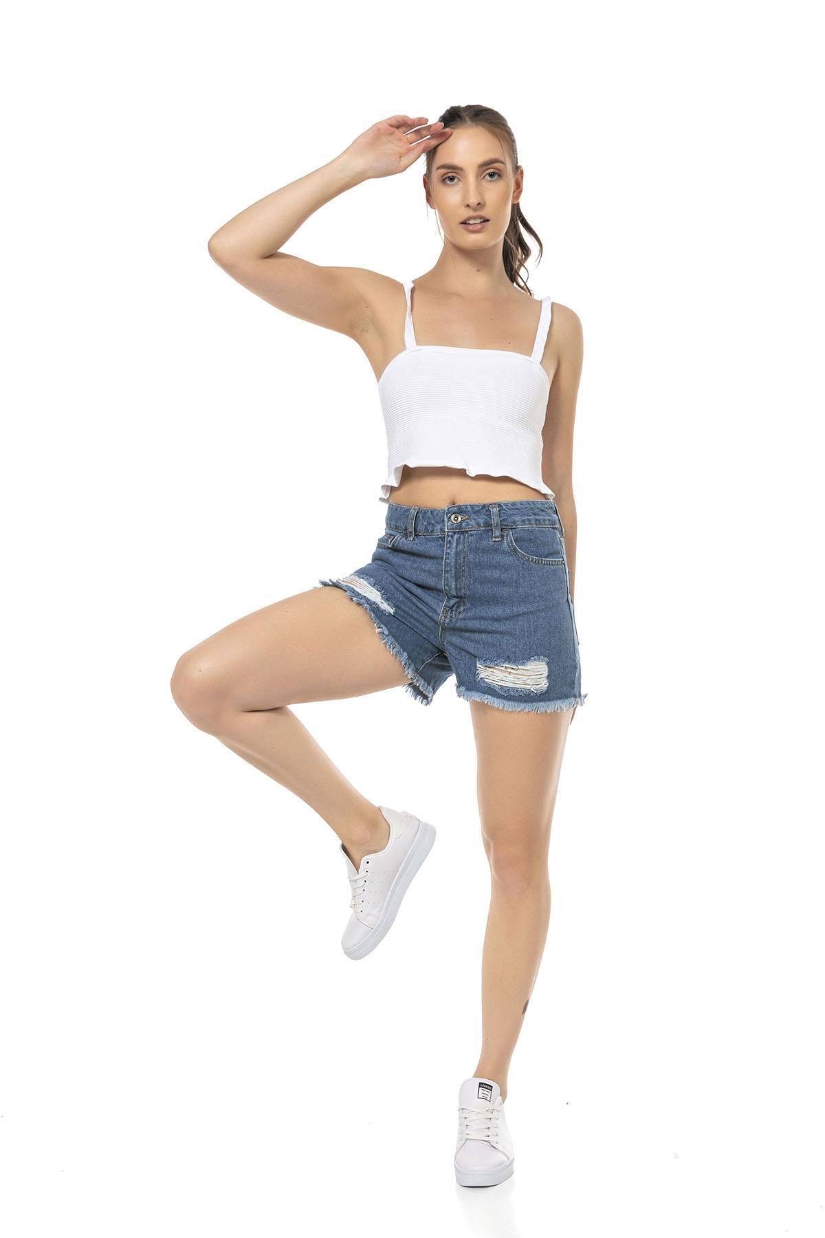 Kadın Yırtık Detaylı Denim Şort
