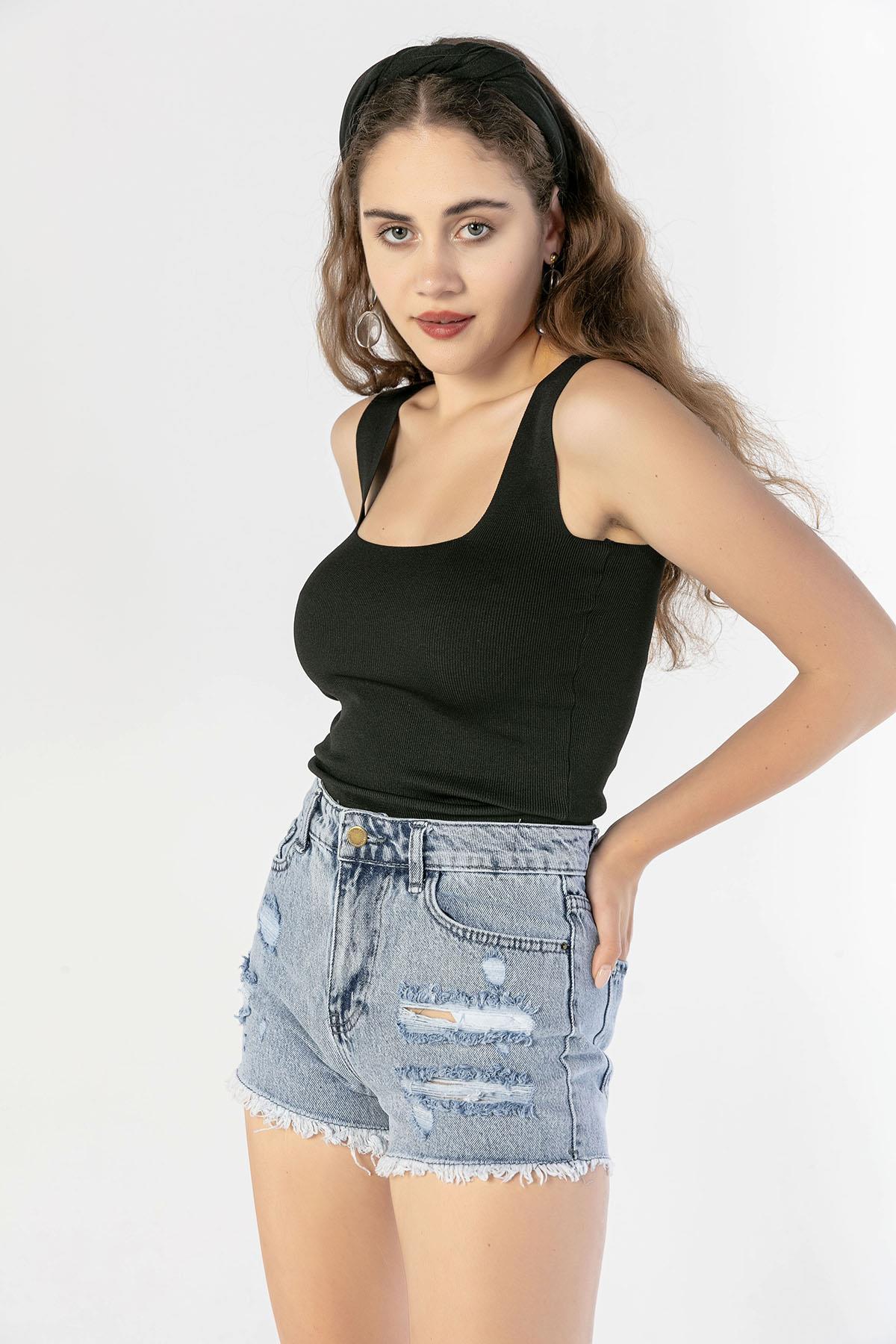 Kadın Yırtık Detaylı Paçası Püsküllü Denim Şort