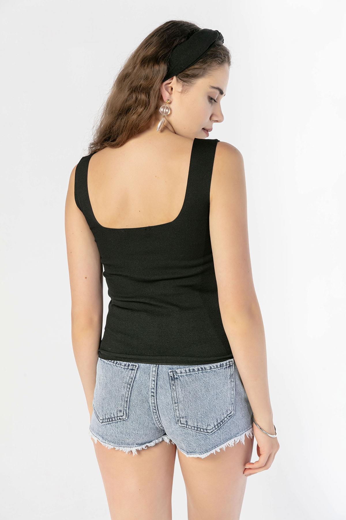 Kadın Yırtık Detaylı Paçası Püsküllü Denim Şort