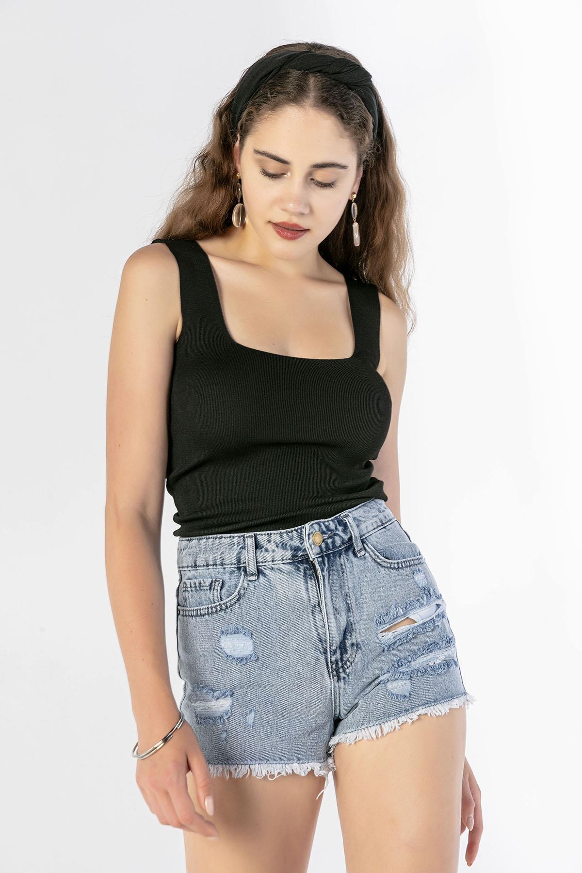 Kadın Yırtık Detaylı Paçası Püsküllü Denim Şort
