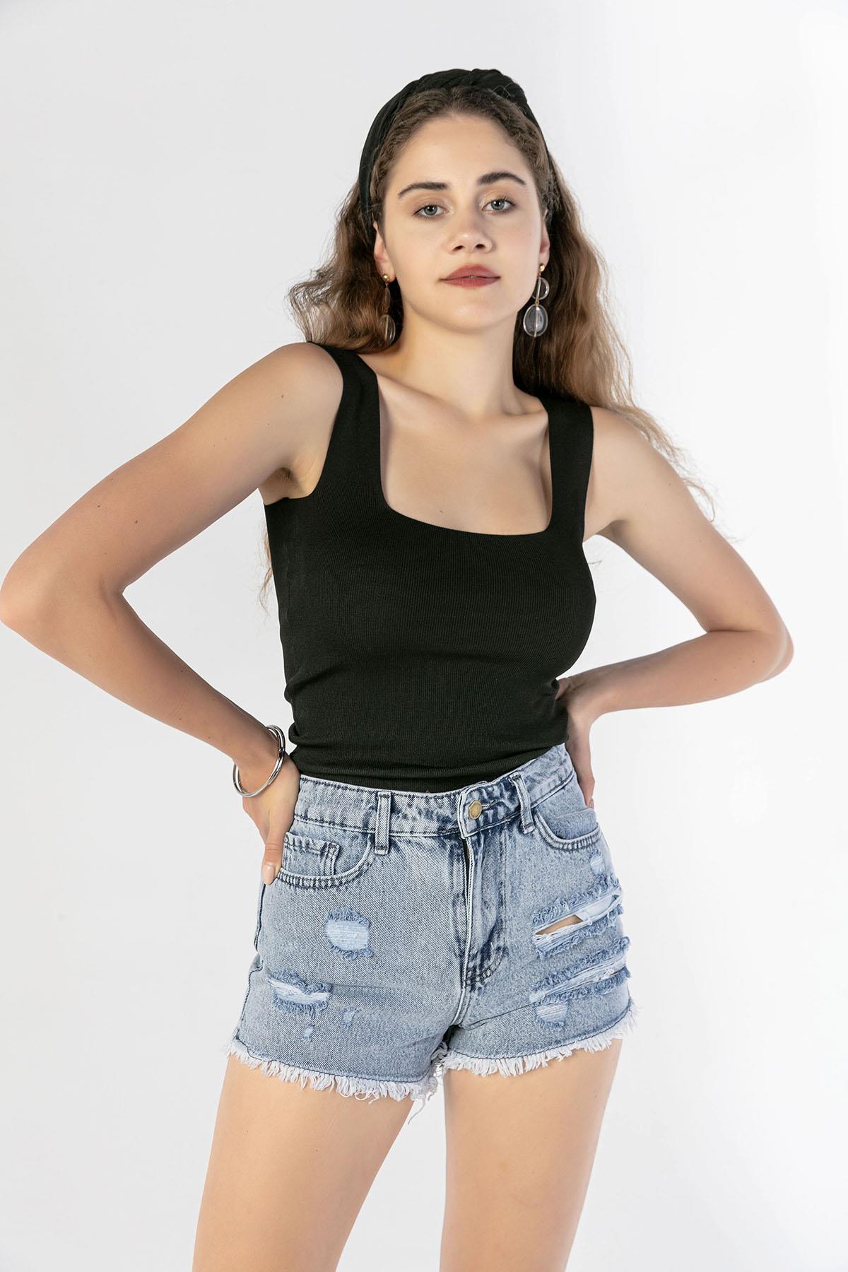 Kadın Yırtık Detaylı Paçası Püsküllü Denim Şort
