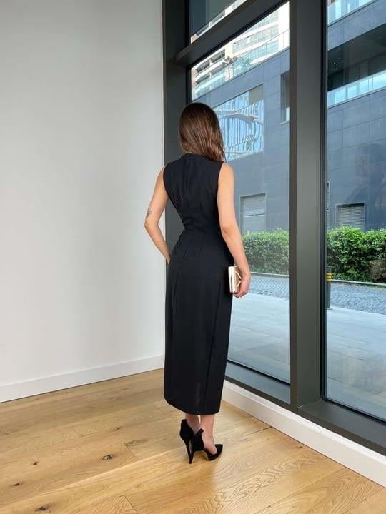 Broş Detaylı Elbise