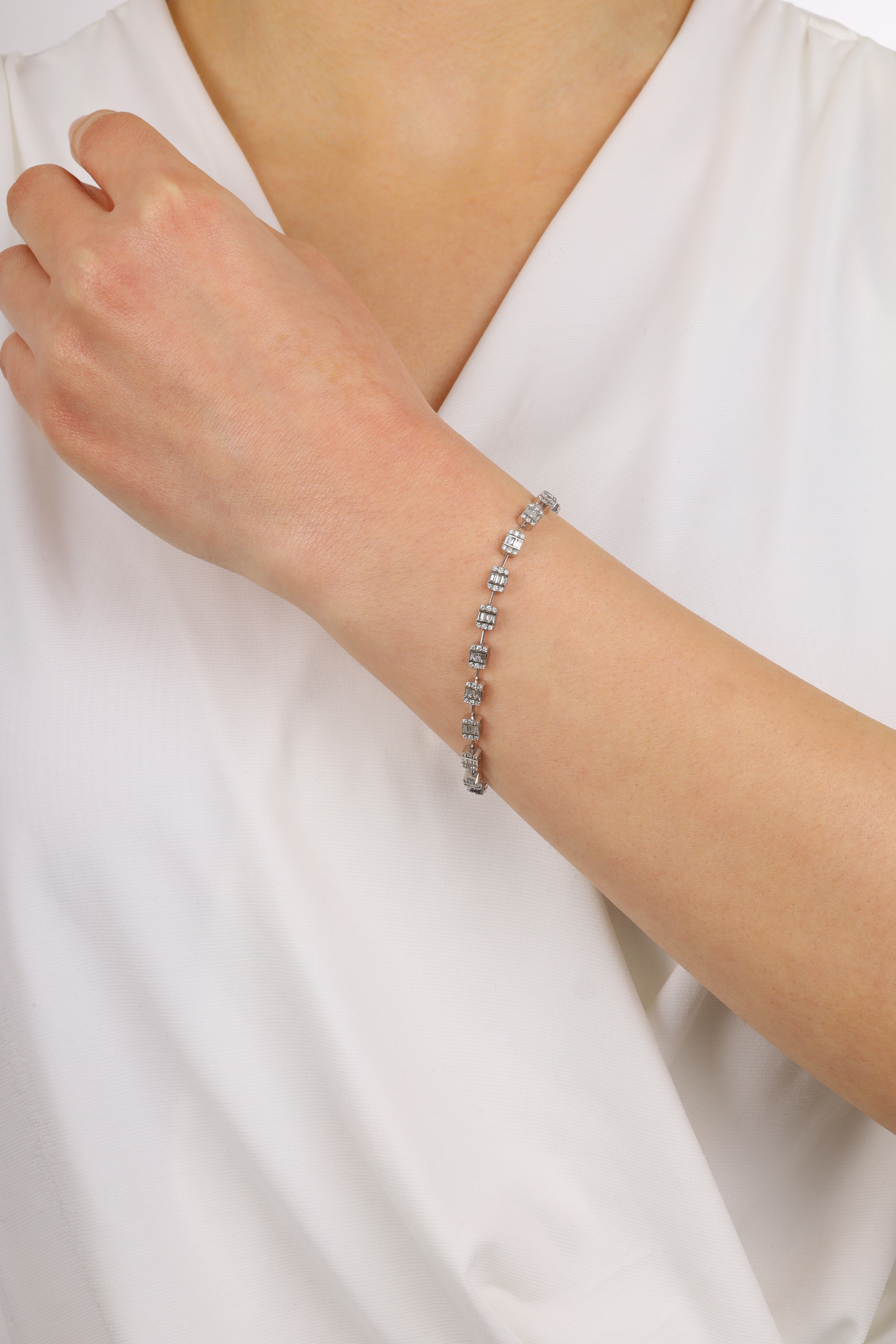 1,85 CT. IŞILTILI  BAGET TASARIM SU YOLU PIRLANTA BİLEKLİK