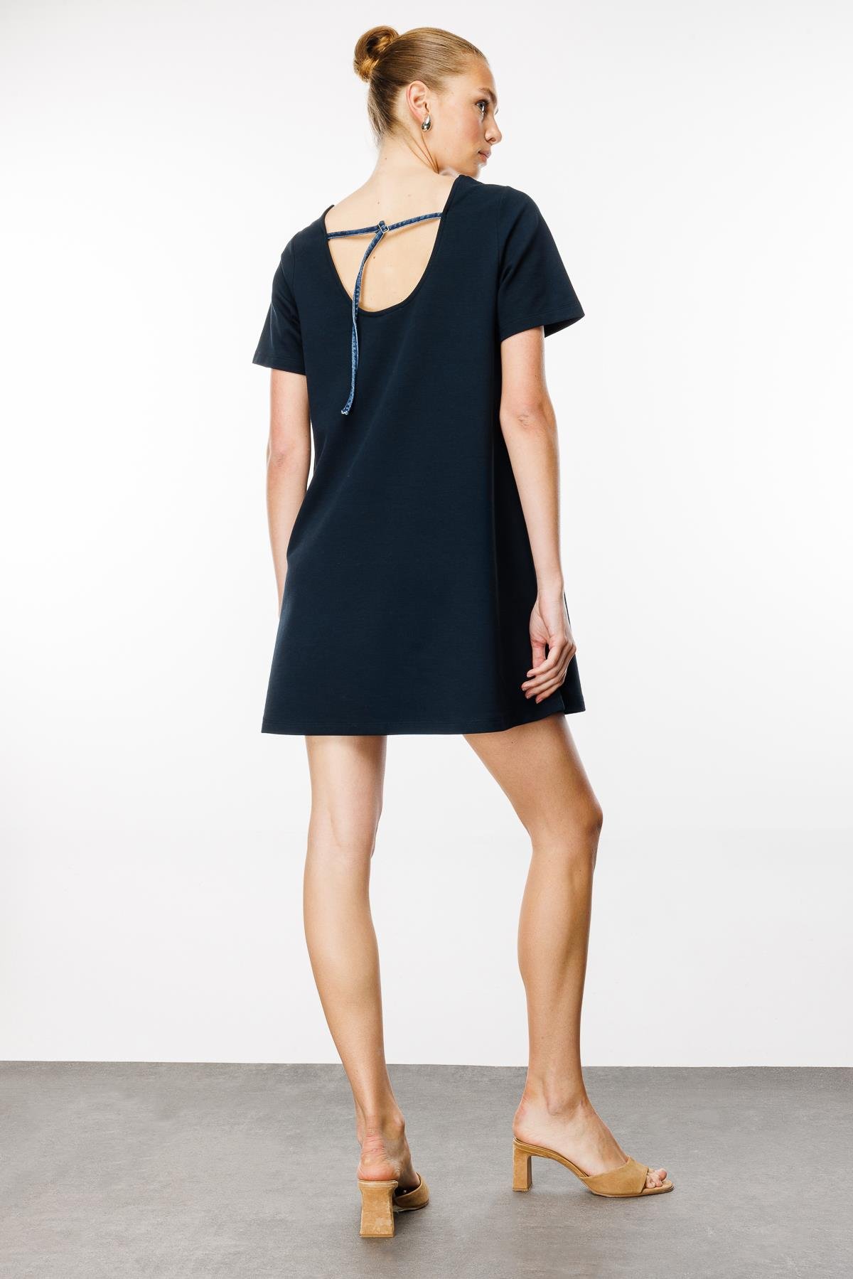 Çan Form Sırt Detaylı Lacivert Elbise