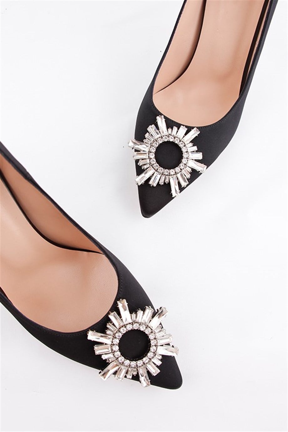 Aleda Siyah Saten Önü Taşlı Deri Stiletto
