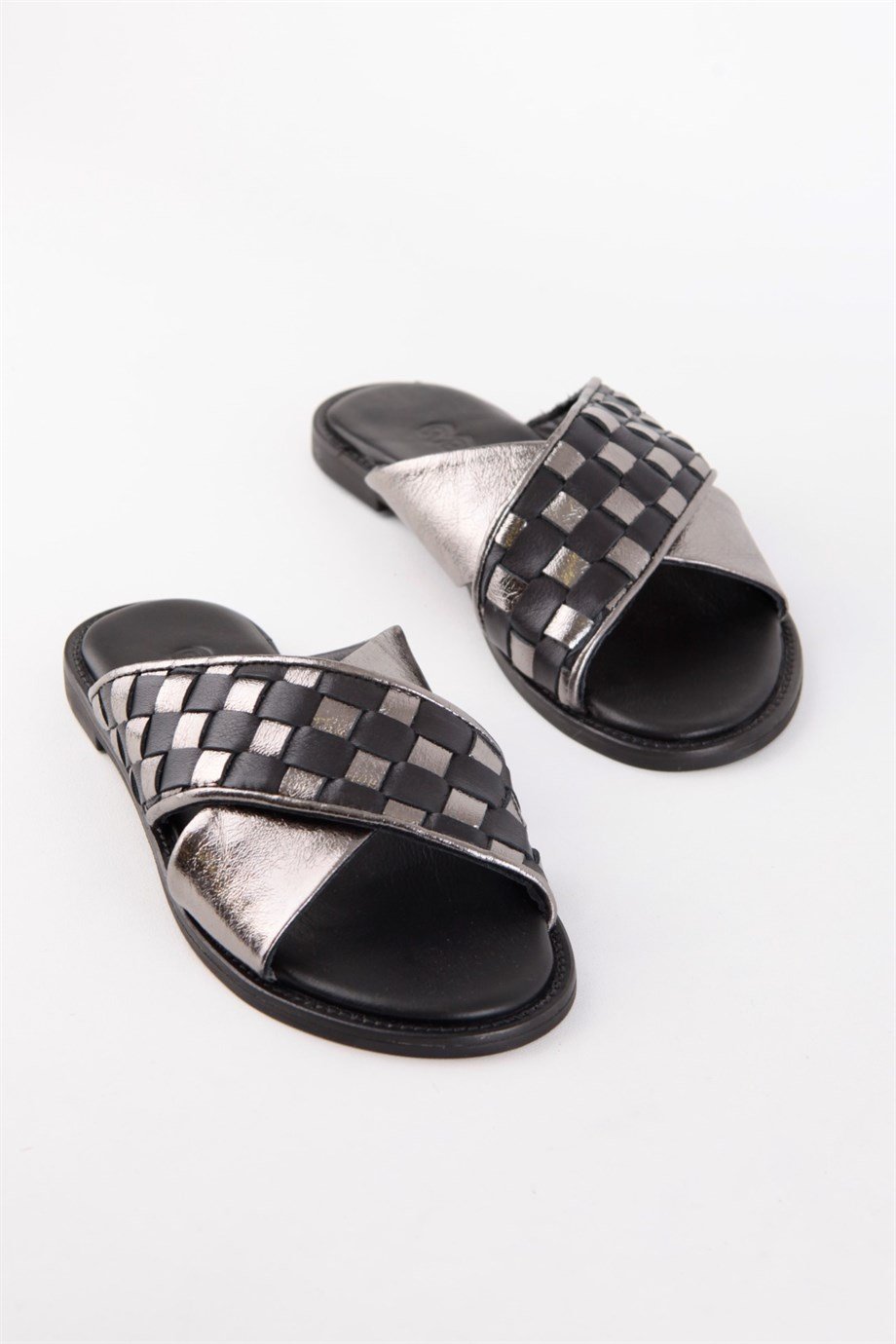 Alessia Siyah/Gümüş Hakiki Deri Kadın Terlik