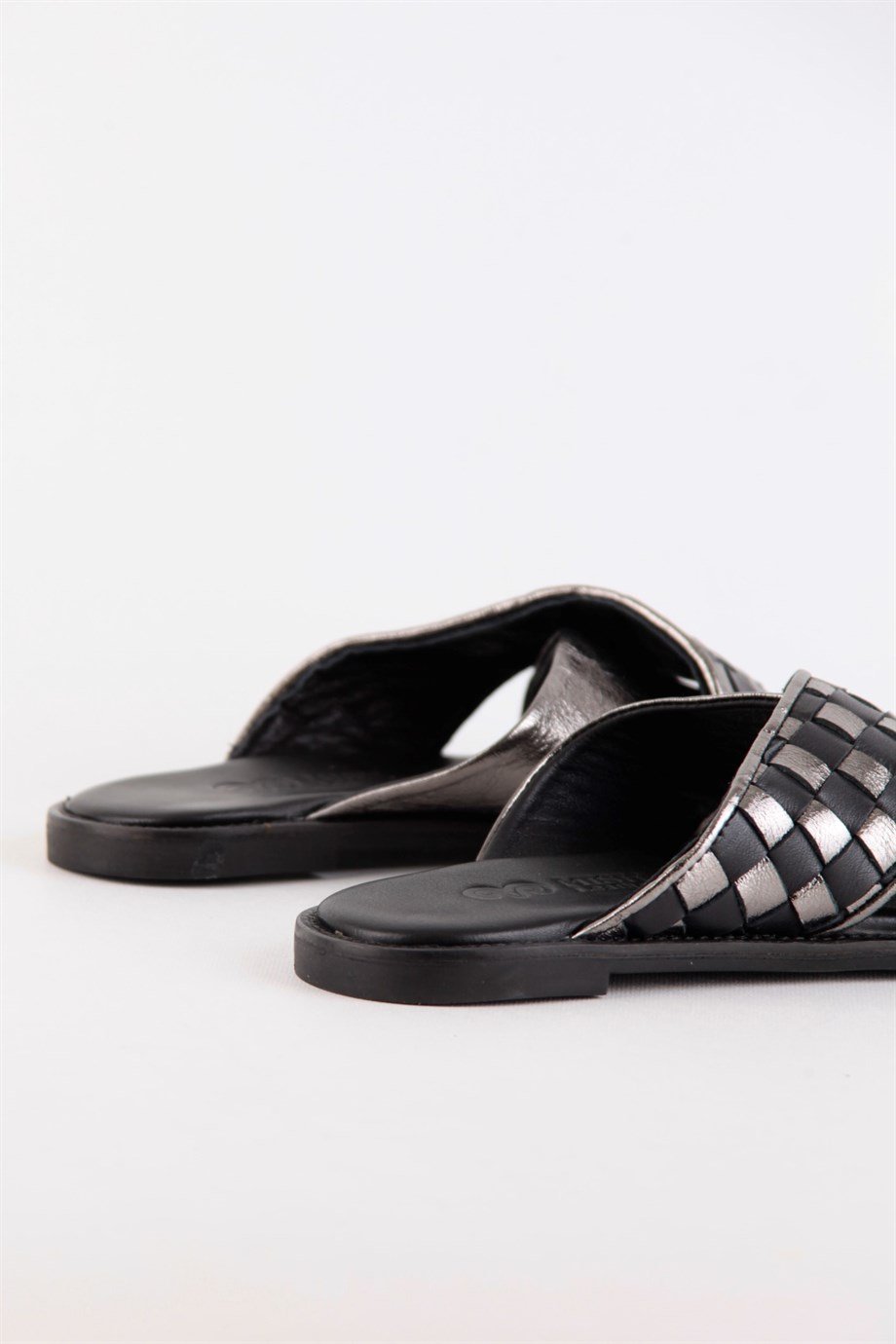 Alessia Siyah/Gümüş Hakiki Deri Kadın Terlik