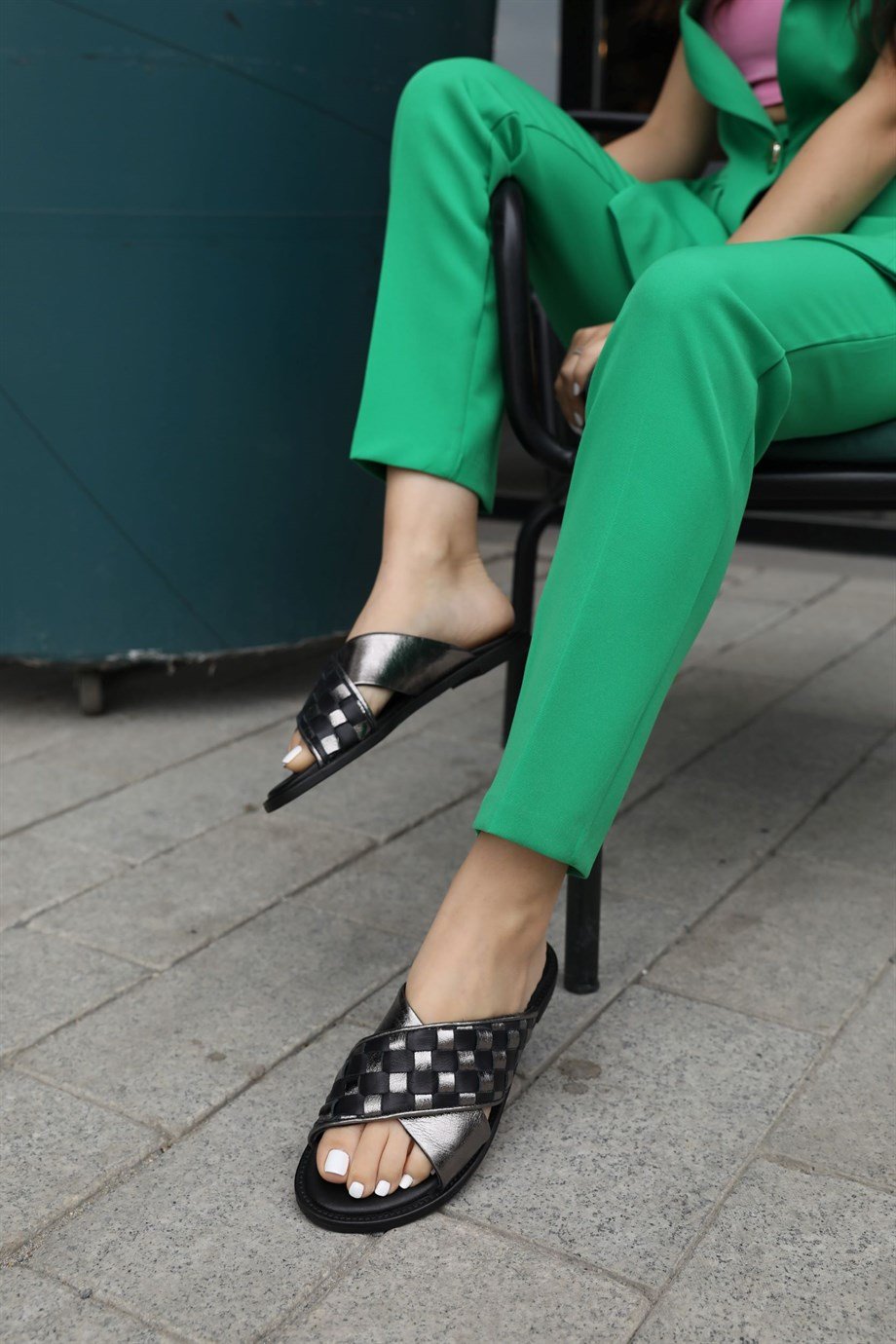 Алесия Женские Черные/Серебристые Тапочки из Натуральной Кожи 