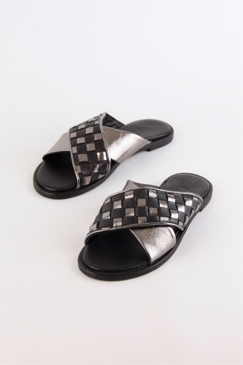 Alessia Siyah/Gümüş Hakiki Deri Kadın Terlik