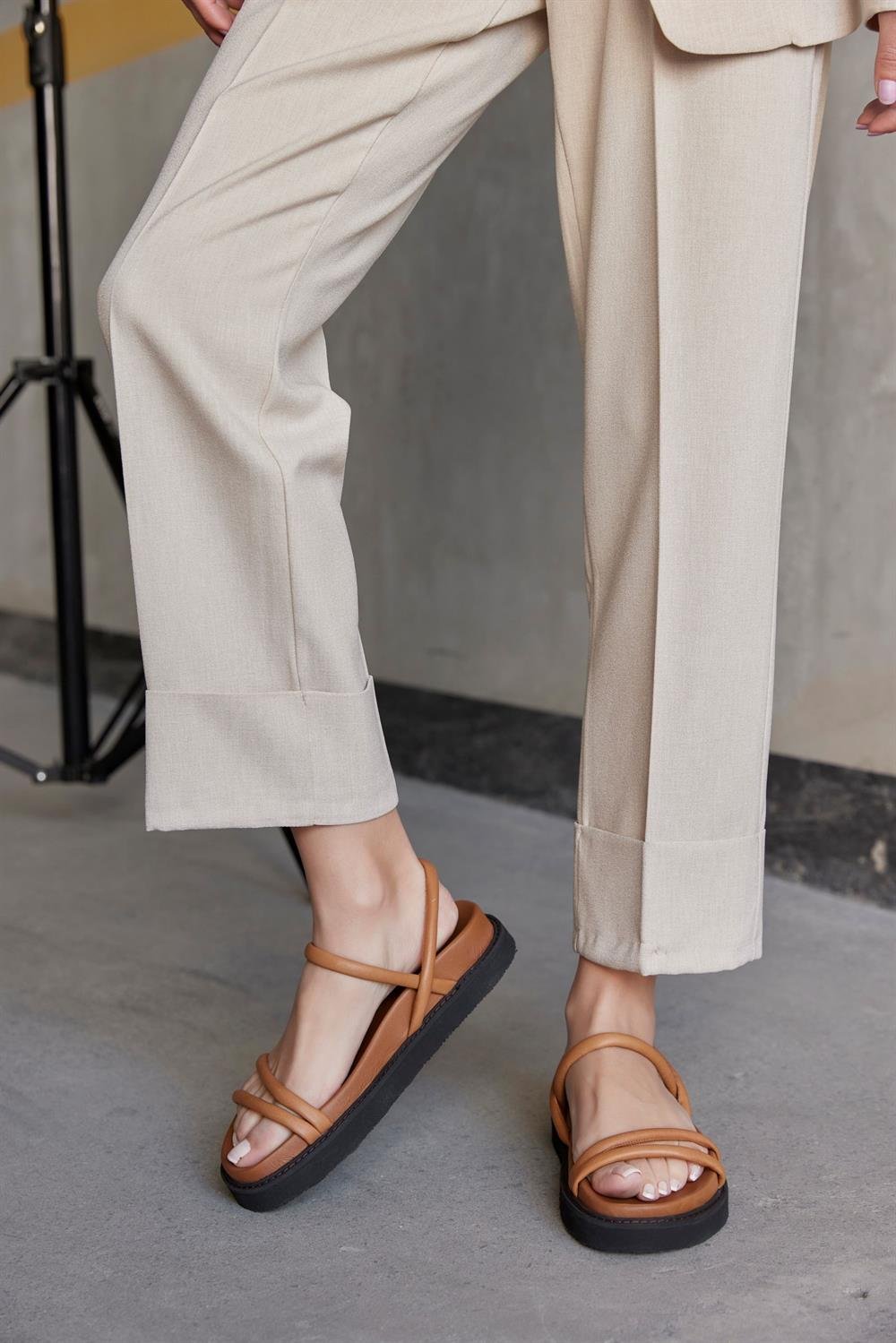 Angela Taba Hakiki Deri Kadın Sandalet