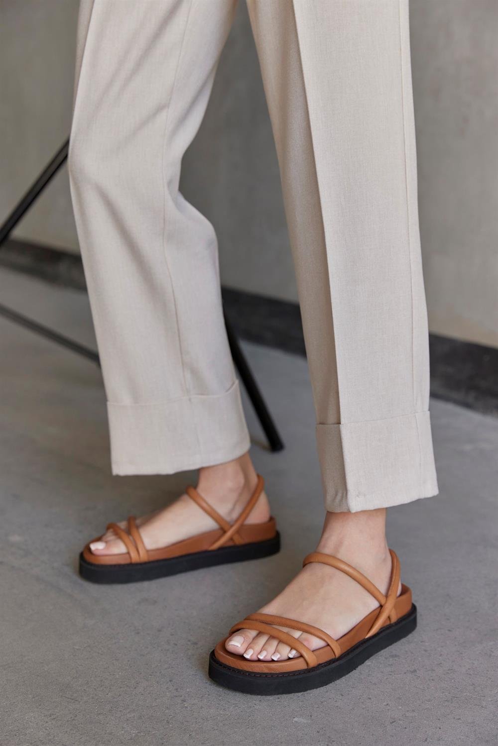 Angela Taba Hakiki Deri Kadın Sandalet