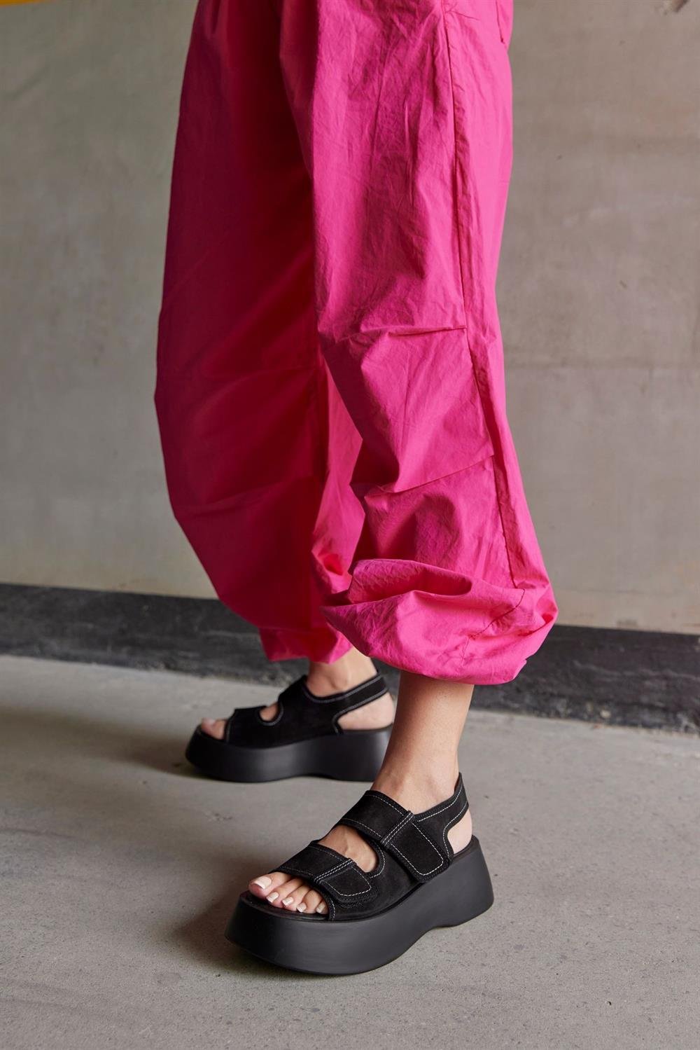 Anita Siyah Süet Kalın Tabanlı Kadın Sandalet