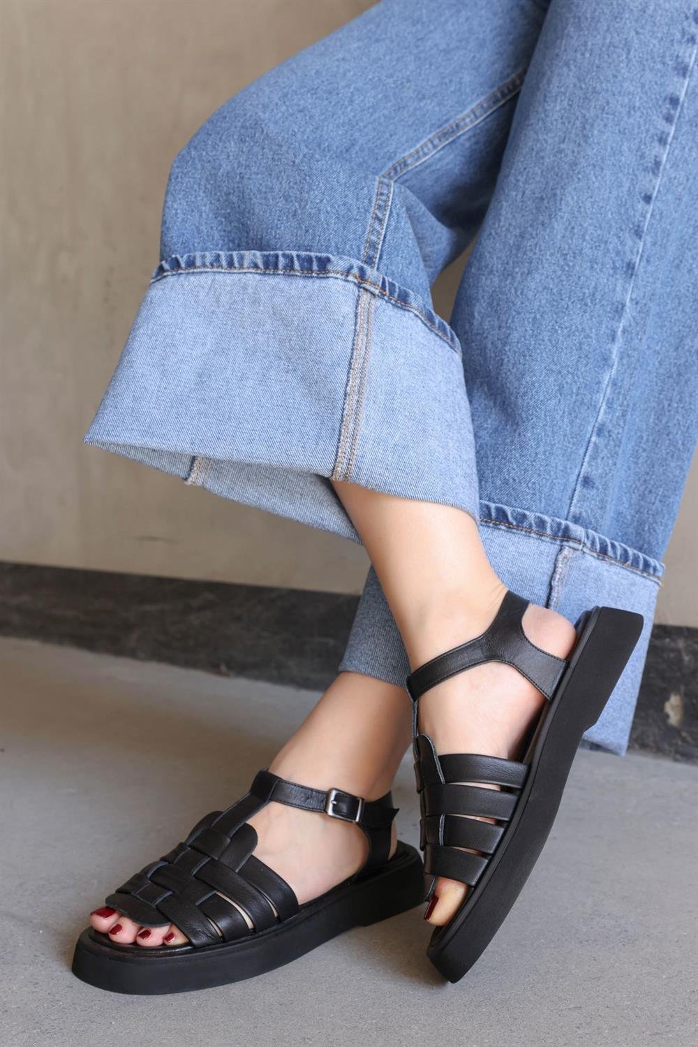 Aroma Siyah Hakiki Deri Kadın Sandalet