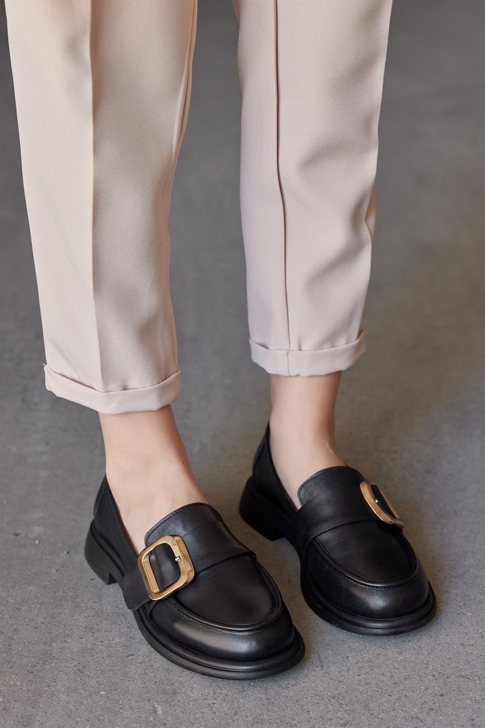 Balerine Siyah Hakiki Deri Altın Tokalı Kadın Loafer