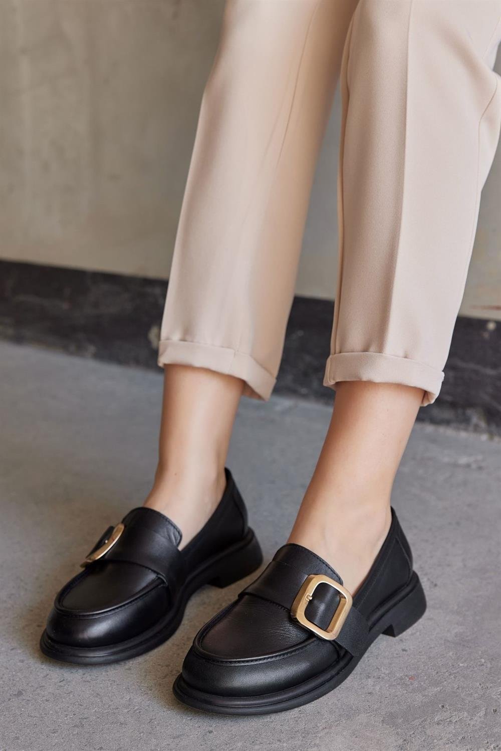 Balerine Siyah Hakiki Deri Altın Tokalı Kadın Loafer